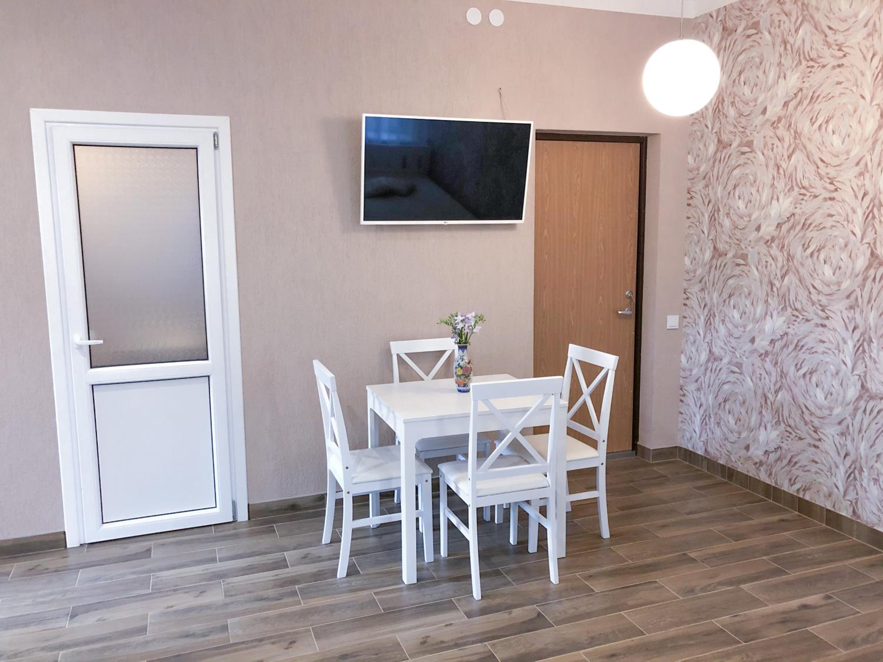 One-Bedroom Apartment - Photo 2