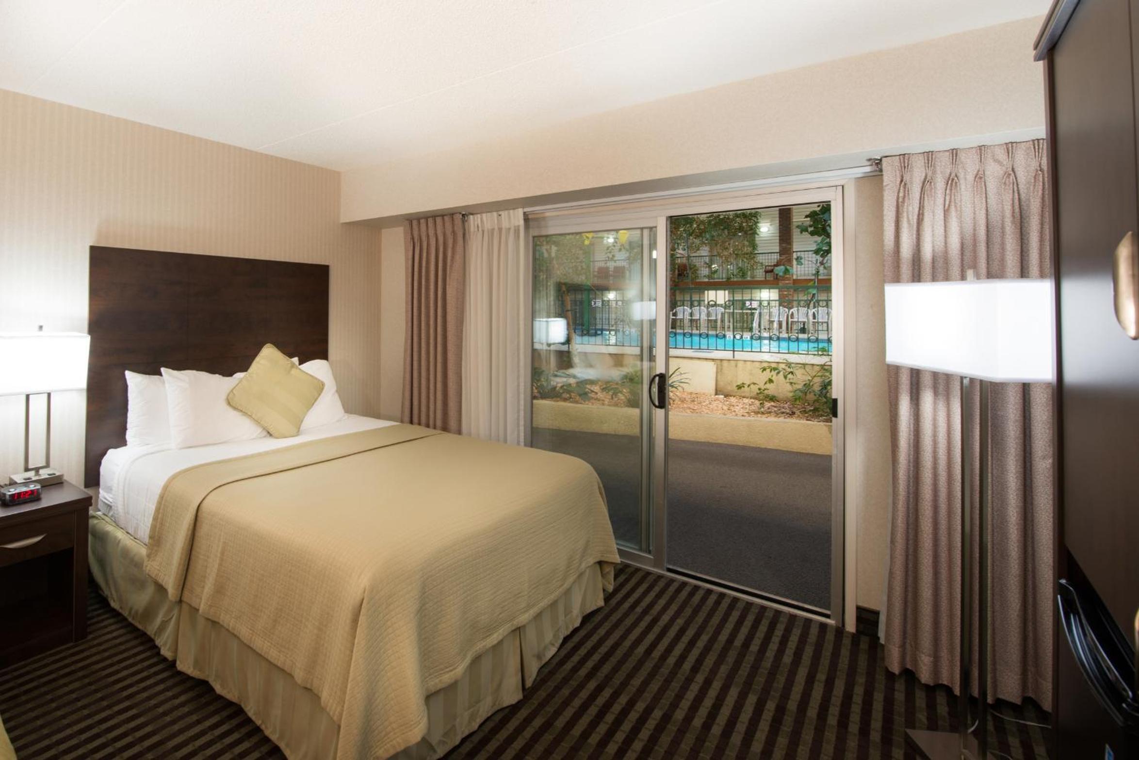 Queen Room with Two Queen Beds and Pool Side - Photo 2