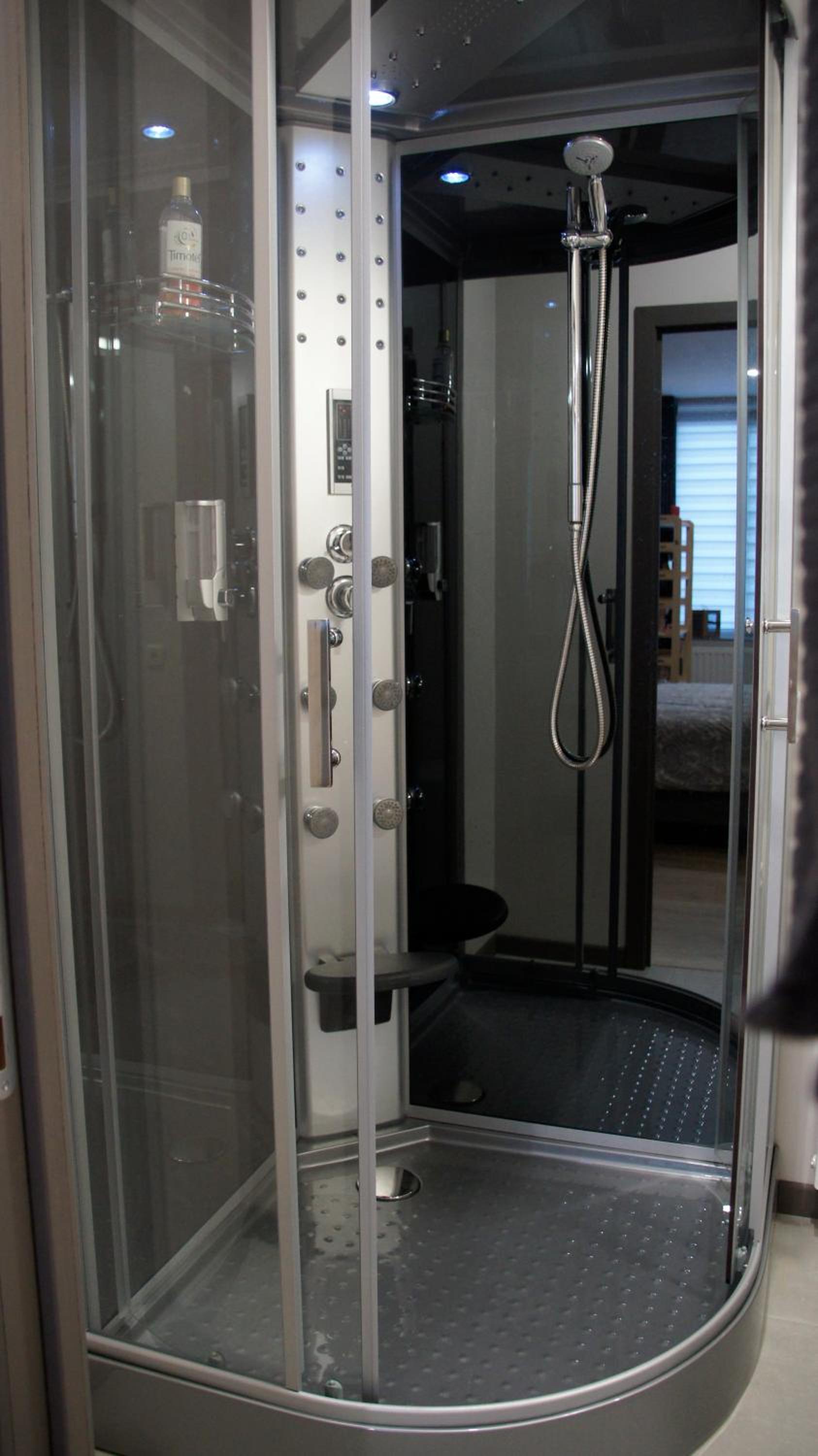 One-Bedroom Apartment - Photo 3
