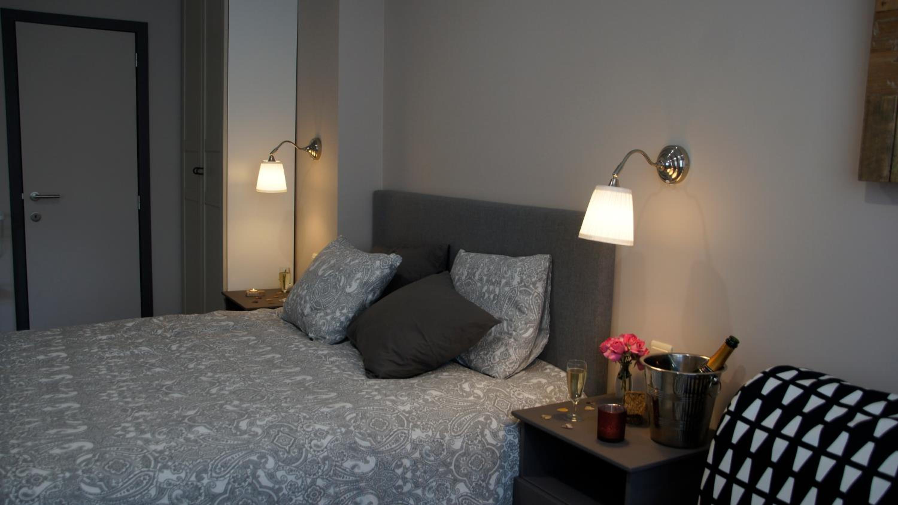 One-Bedroom Apartment - Photo 1