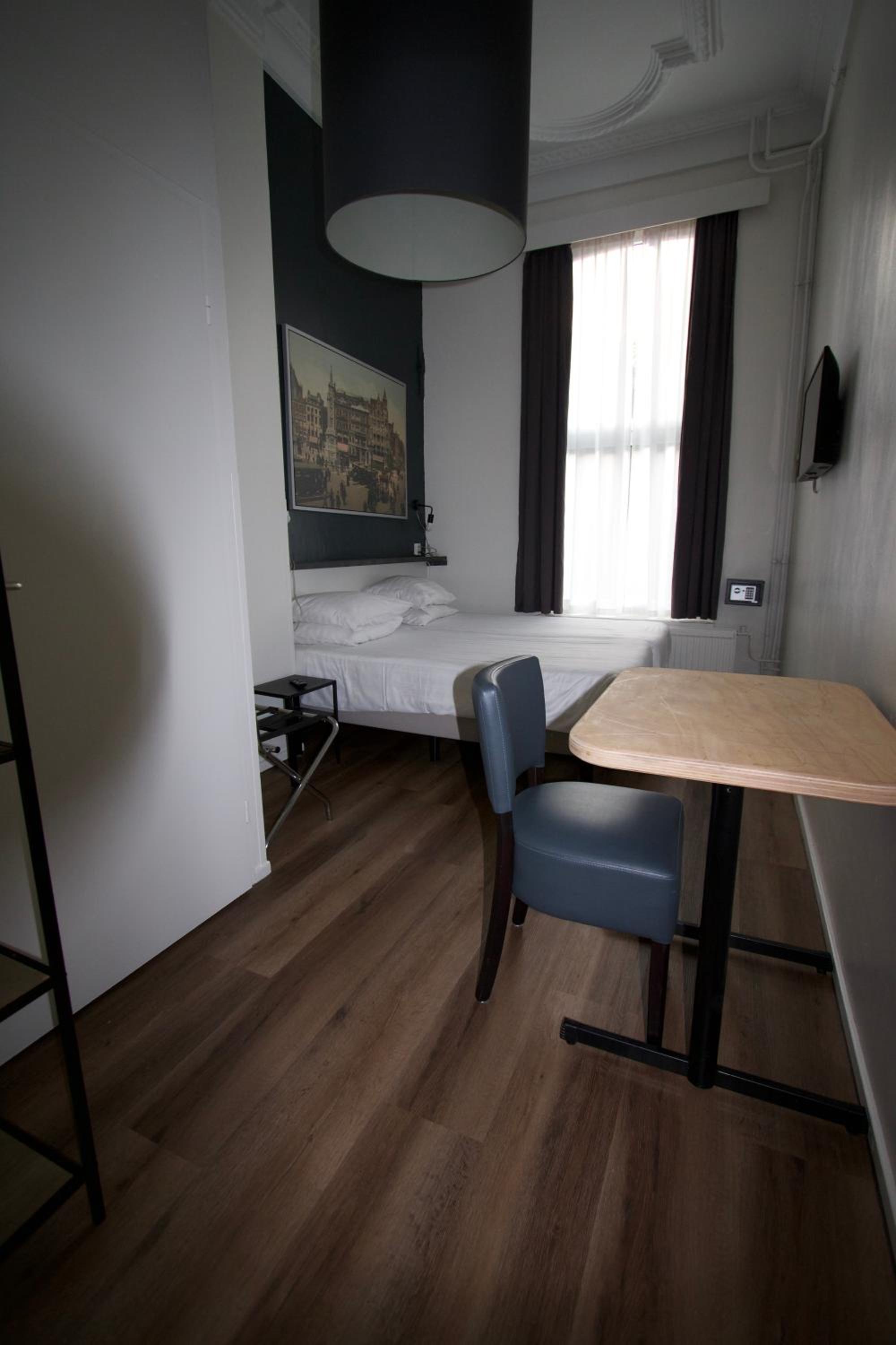 Twin Room with Bathroom photo 2