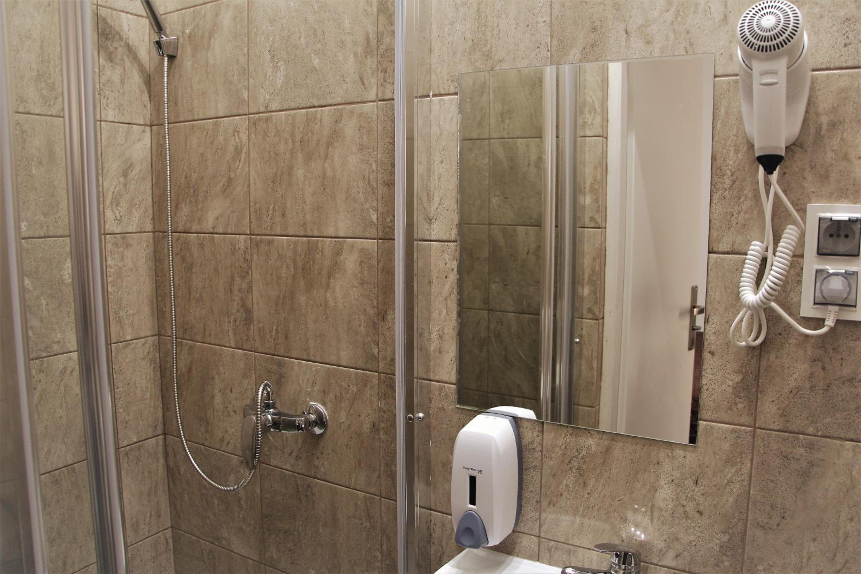Double Room with Private Bathroom - Photo 5