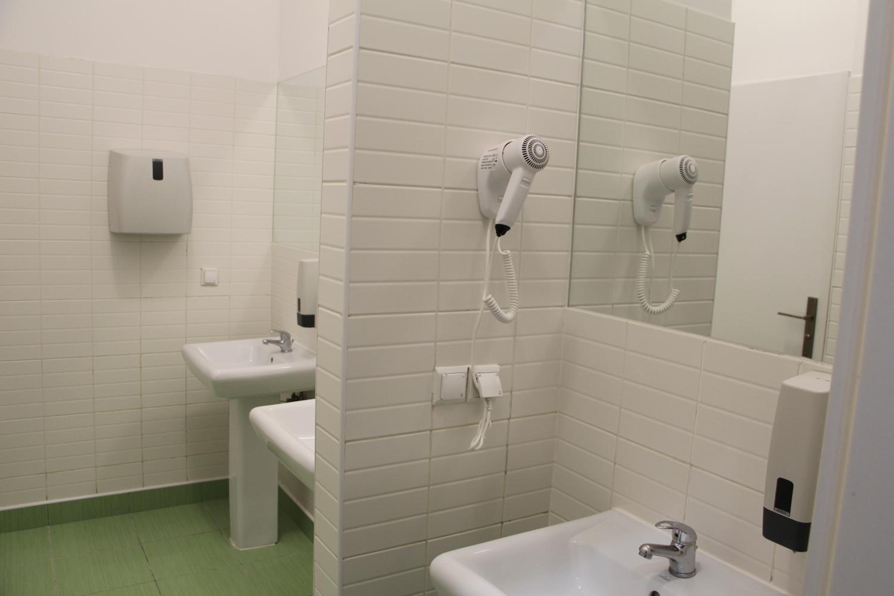 Standard Twin Room - Photo 2