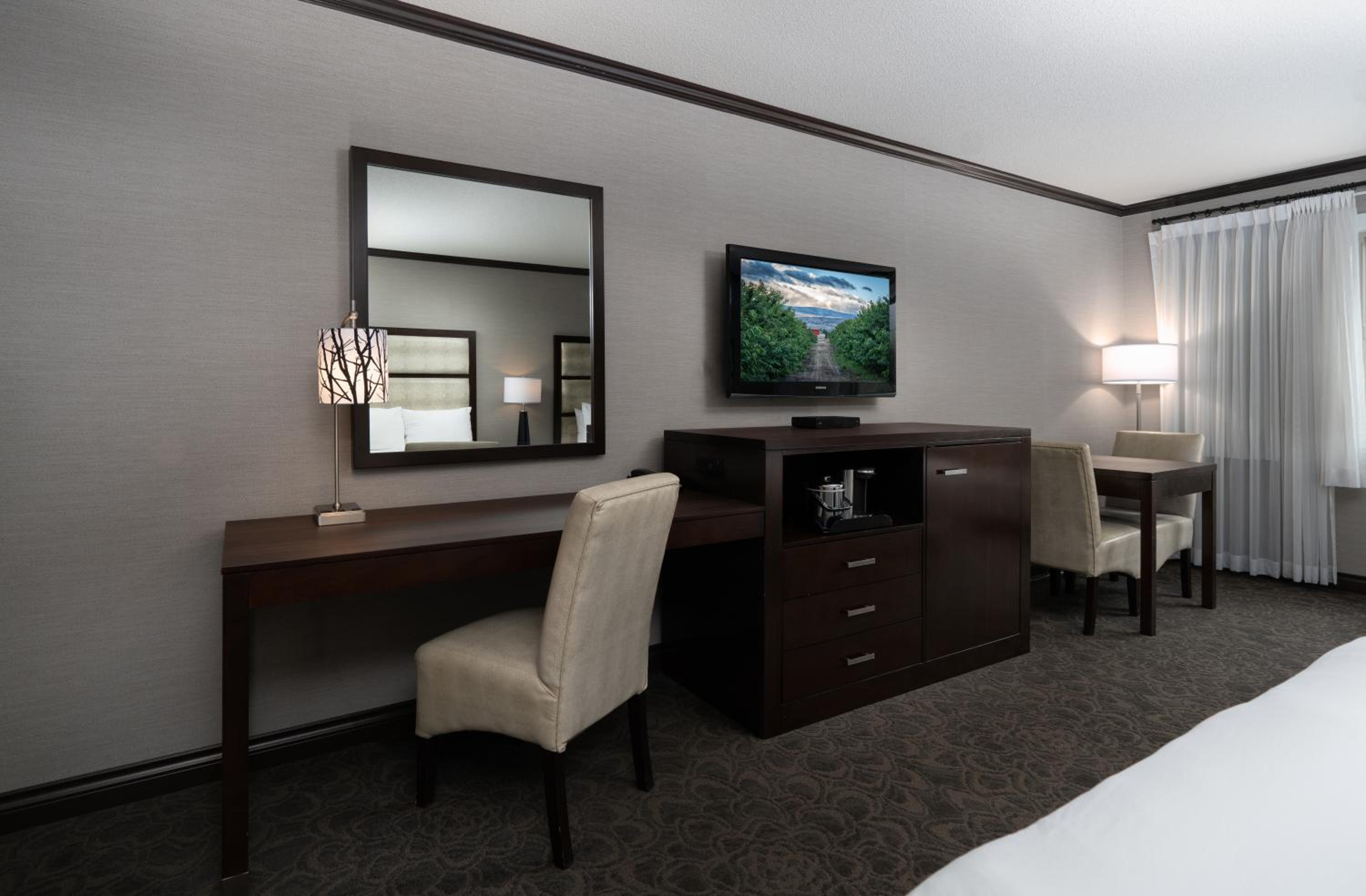 Queen Room with Two Queen Beds - Photo 2