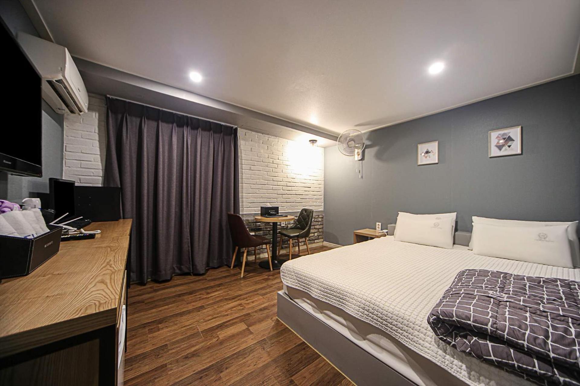 Deluxe Double Room with Bath - Photo 1