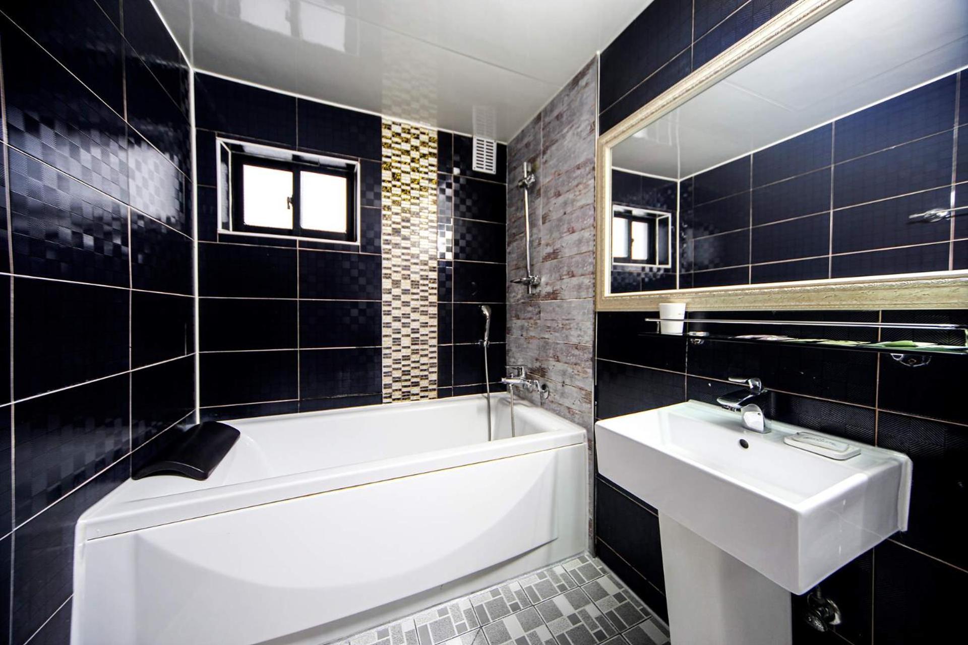 Deluxe Double Room with Bath - Photo 4