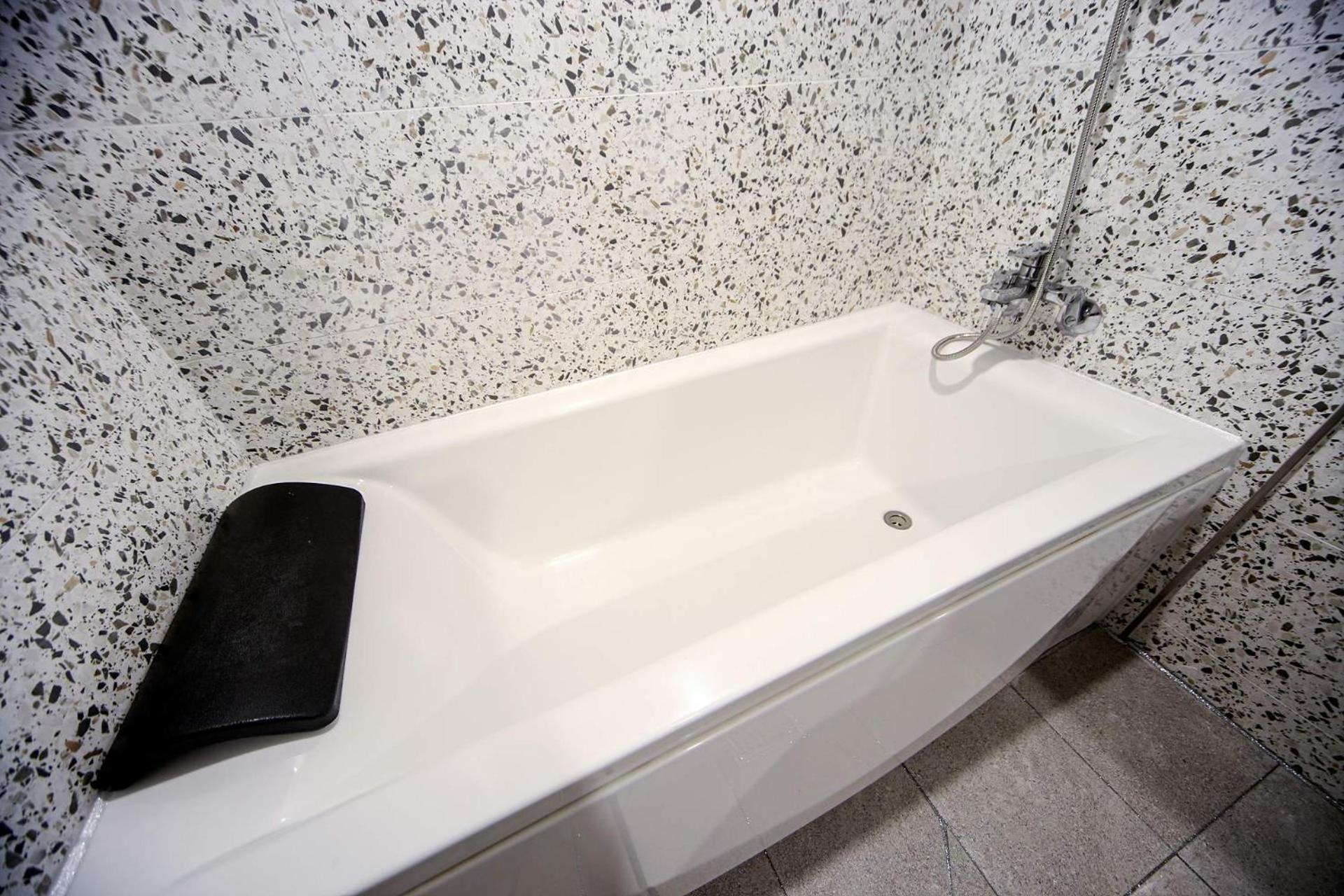 Deluxe Double Room with Bath - Photo 5
