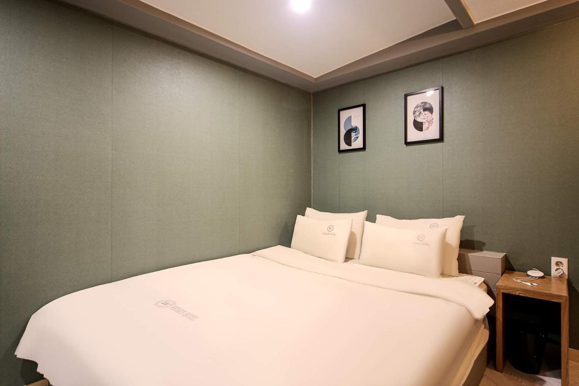 Deluxe Double Room with Bath - Photo 6