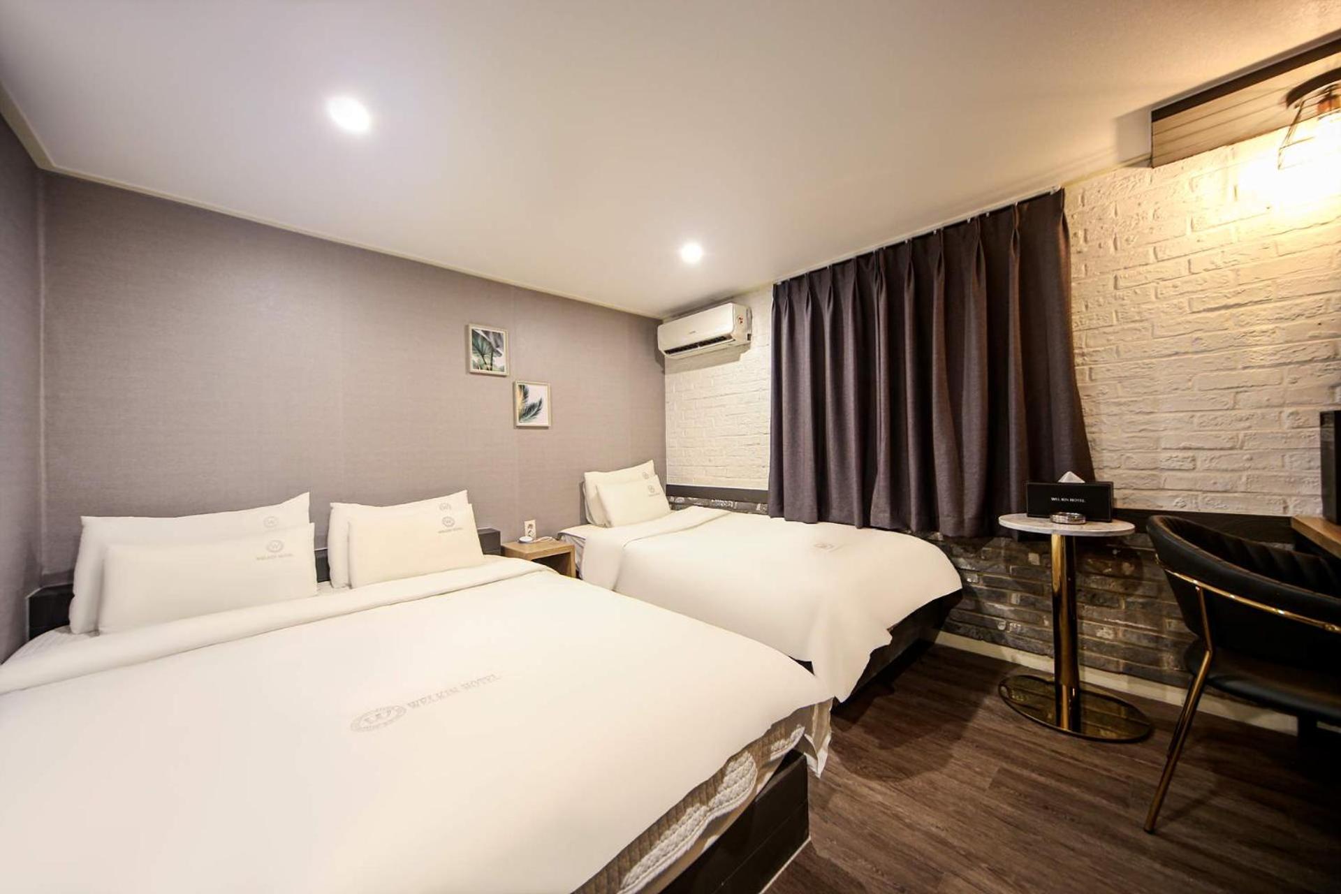 Twin Room with Bath - Photo 4