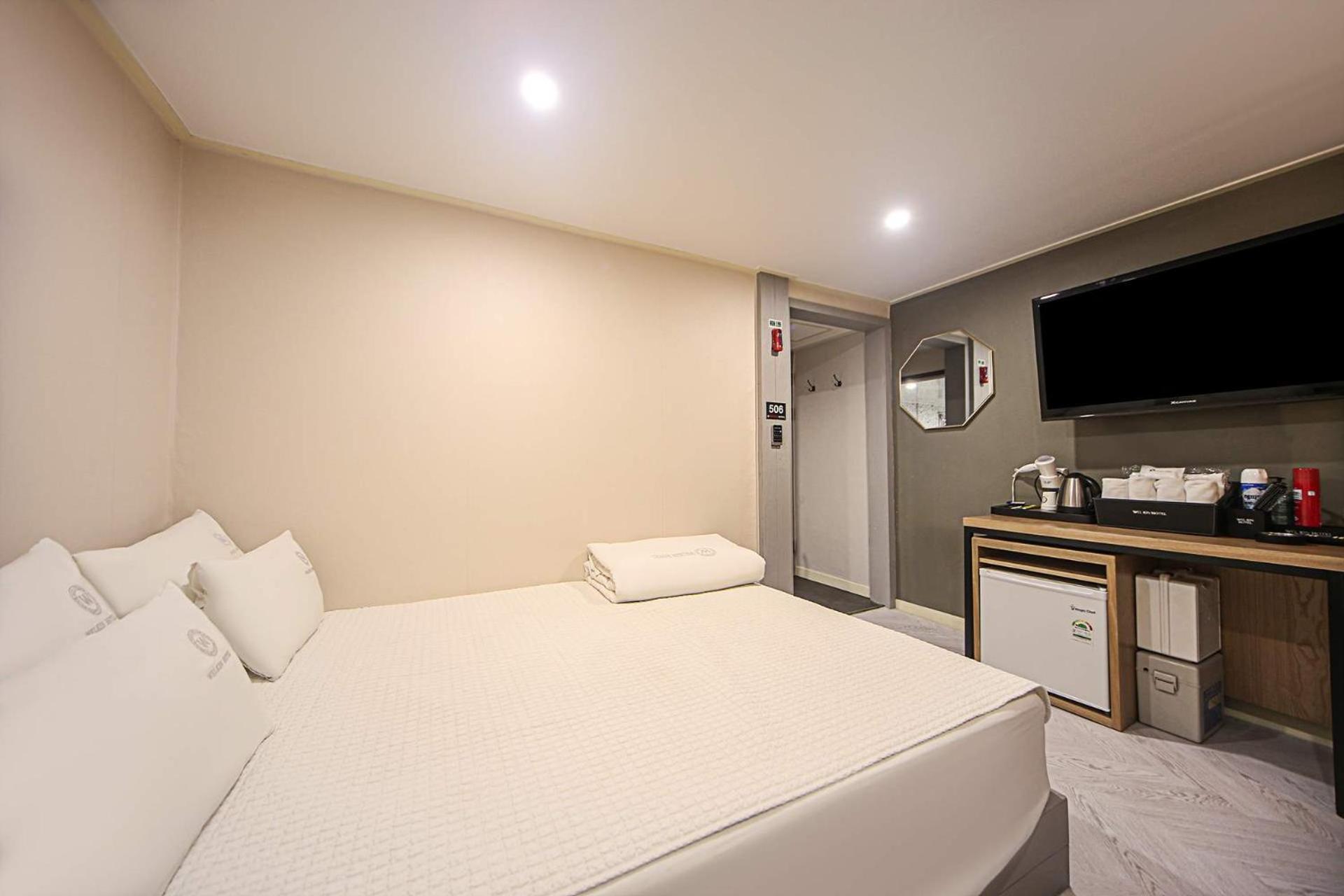 Deluxe Double Room with Bath - Photo 7