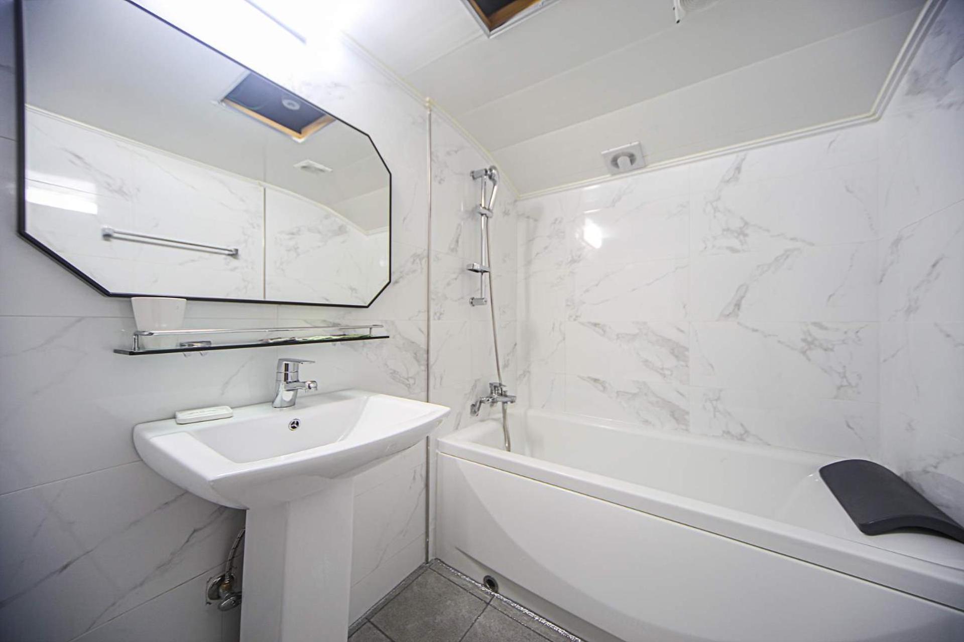 Deluxe Double Room with Bath - Photo 8