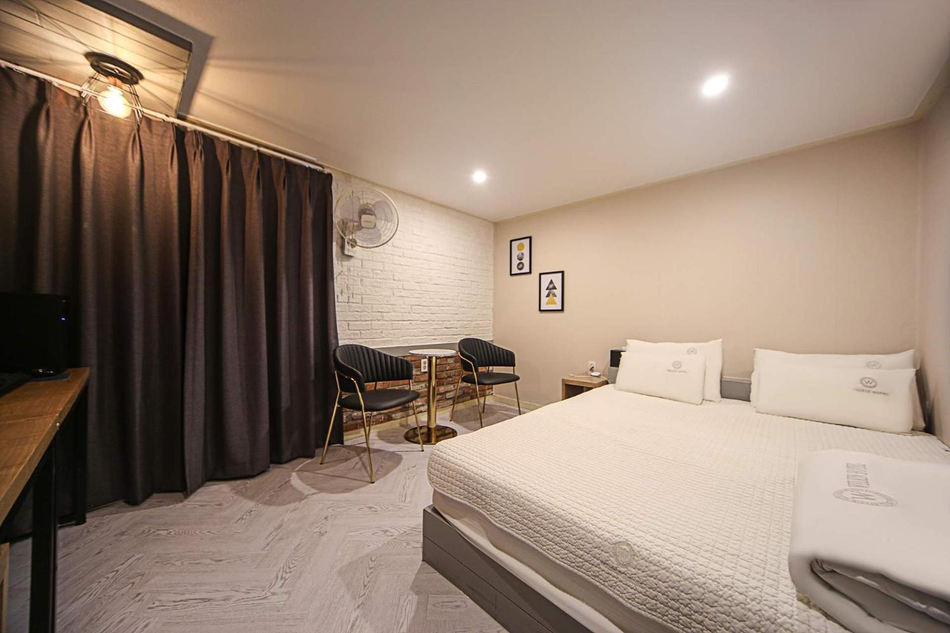 Deluxe Double Room with Bath - Photo 10