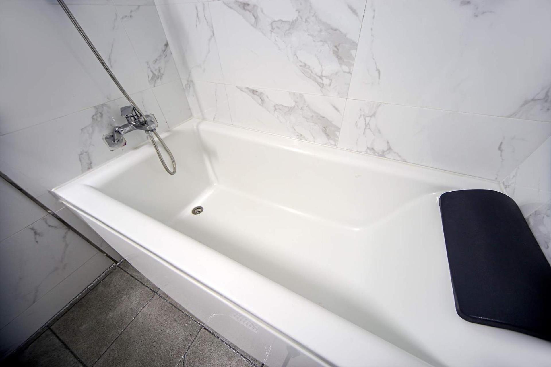 Twin Room with Bath - Photo 8