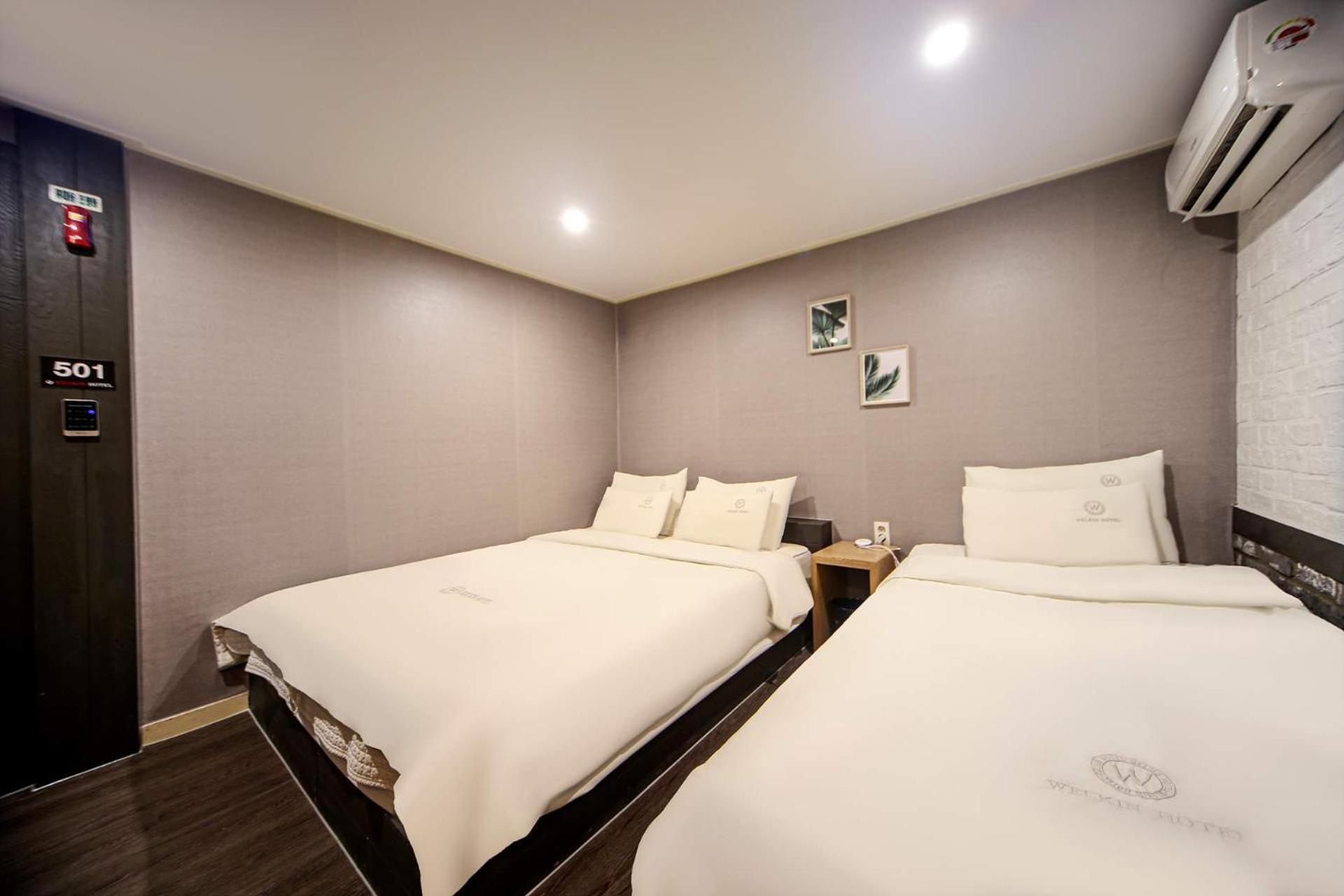 Twin Room with Bath - Photo 6
