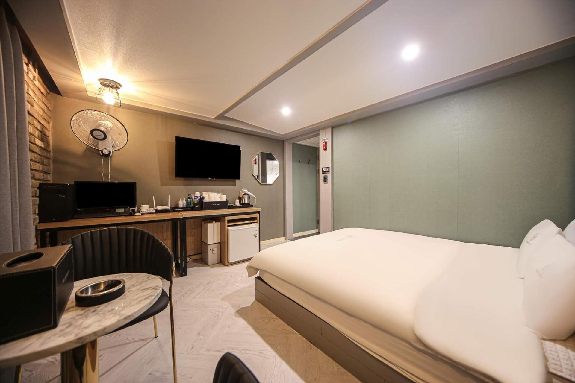 Deluxe Double Room with Bath - Photo 11