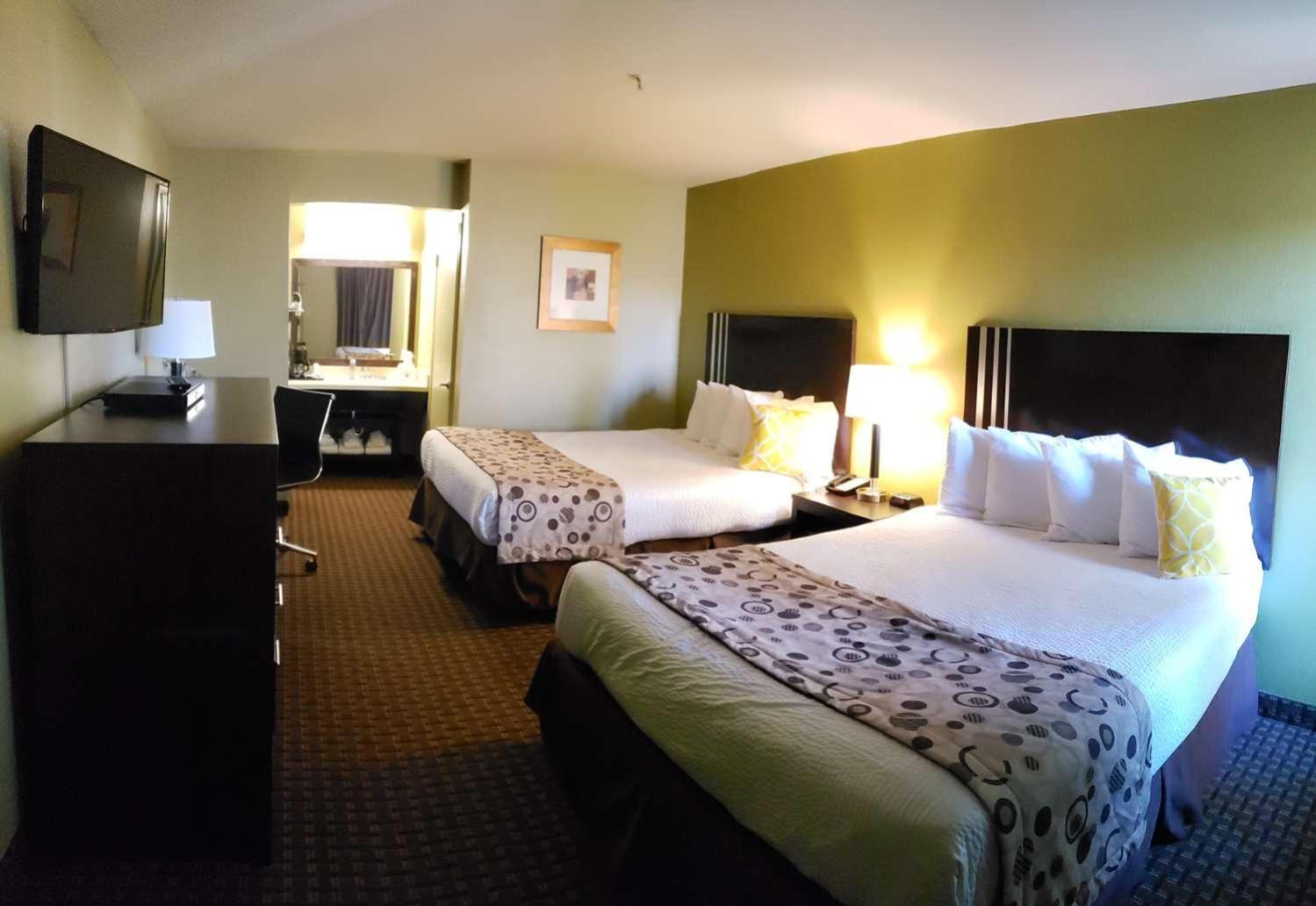 Queen Room with Two Queen Beds - Photo 9