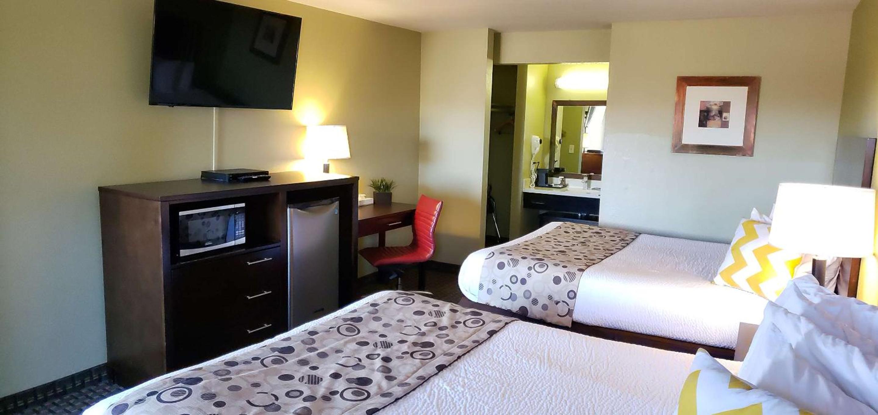 Queen Room with Two Queen Beds - Photo 15