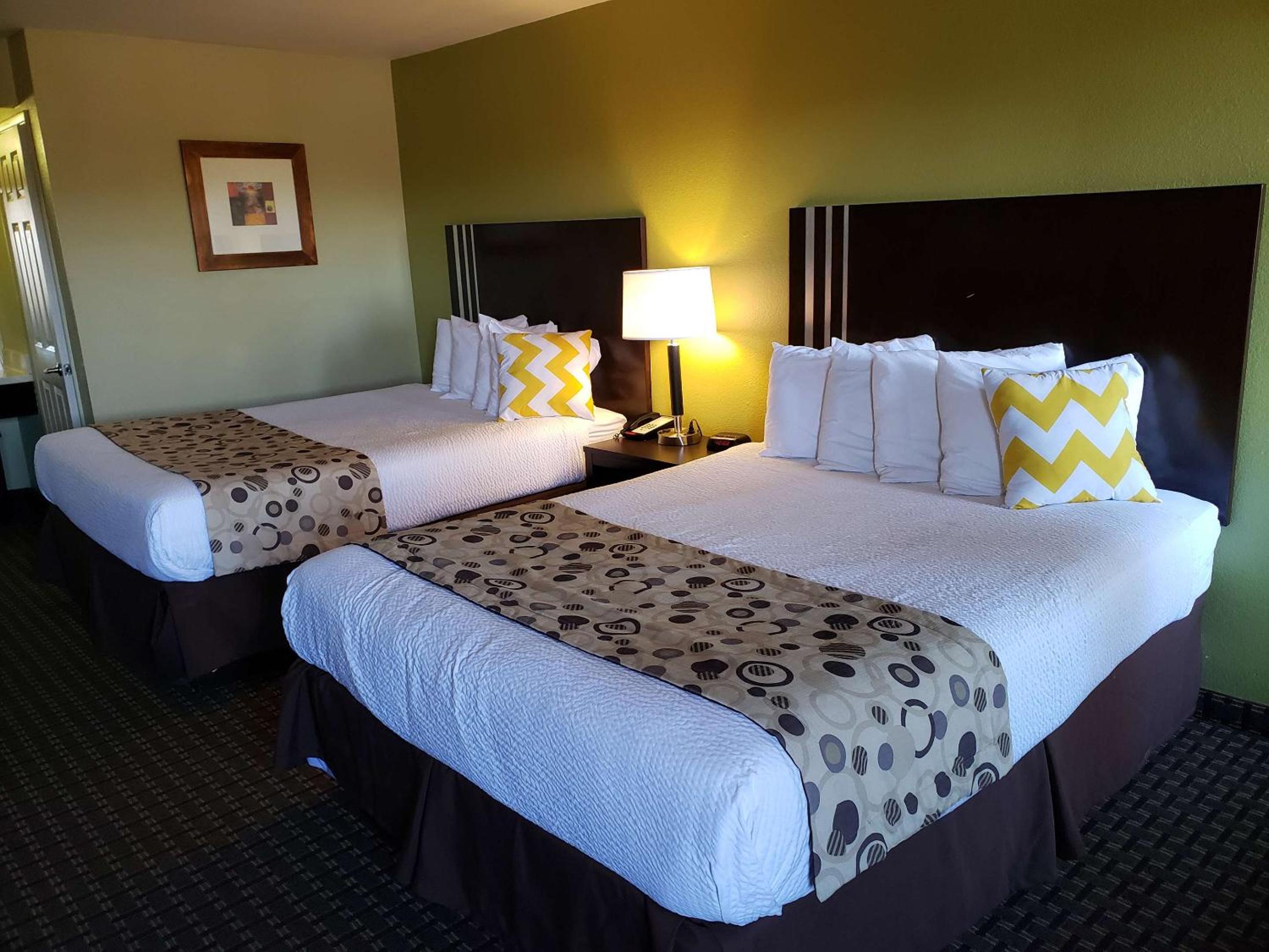 Queen Room with Two Queen Beds with Bath Tub - Mobility Accessible/Non-Smoking photo 3