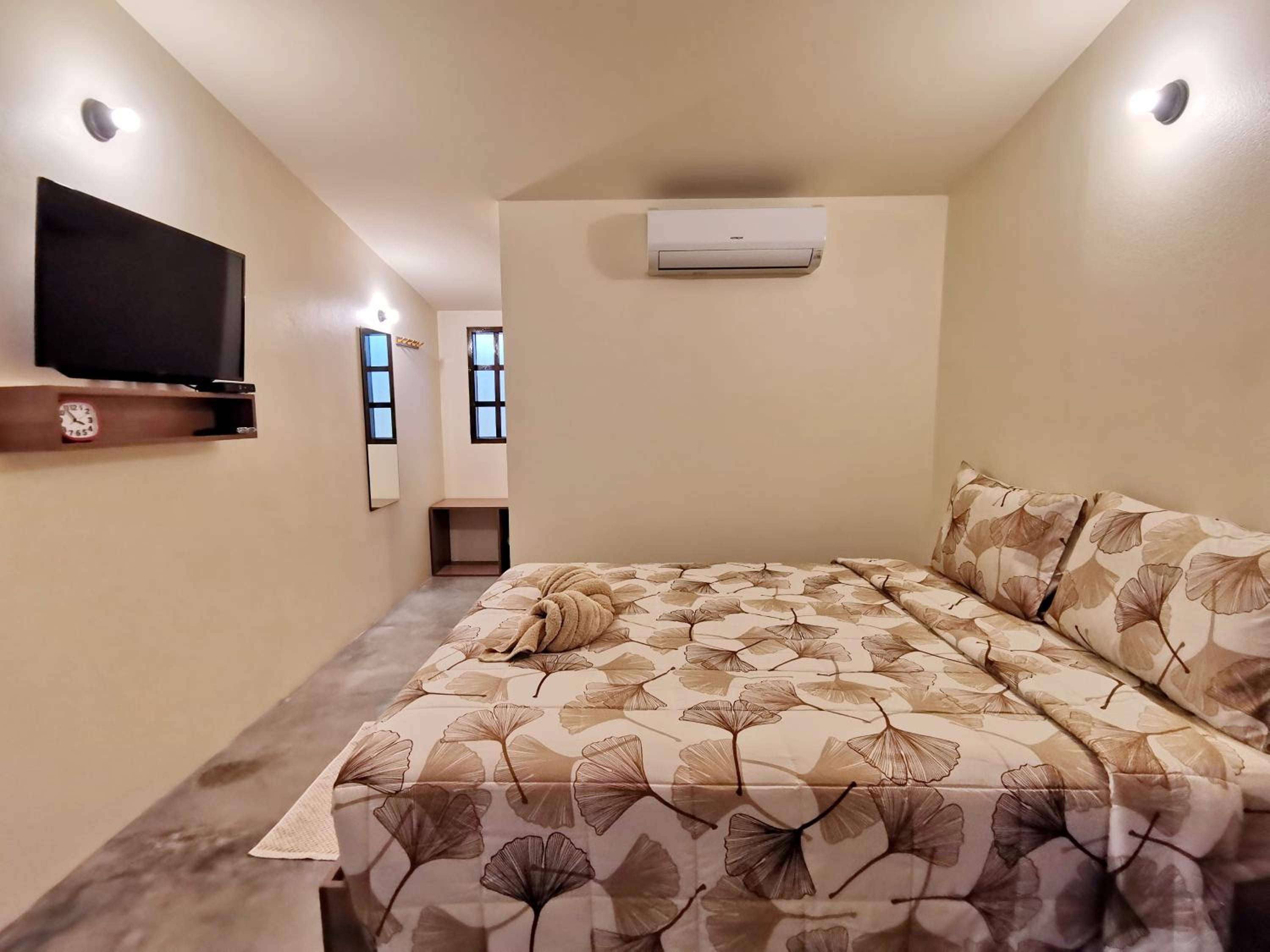 Double Room with Private Bathroom - Photo 17
