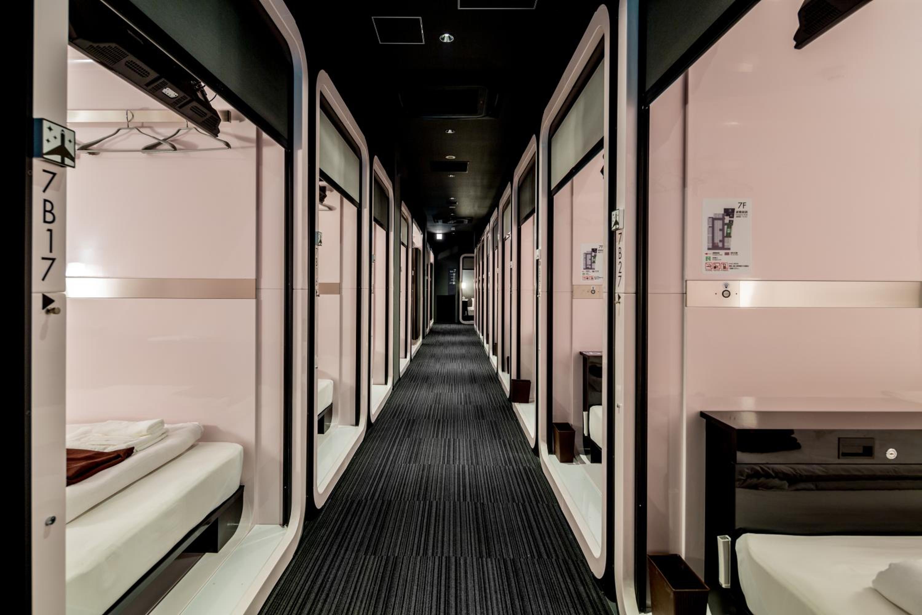 Business Class Cabin - Female Only photo 3