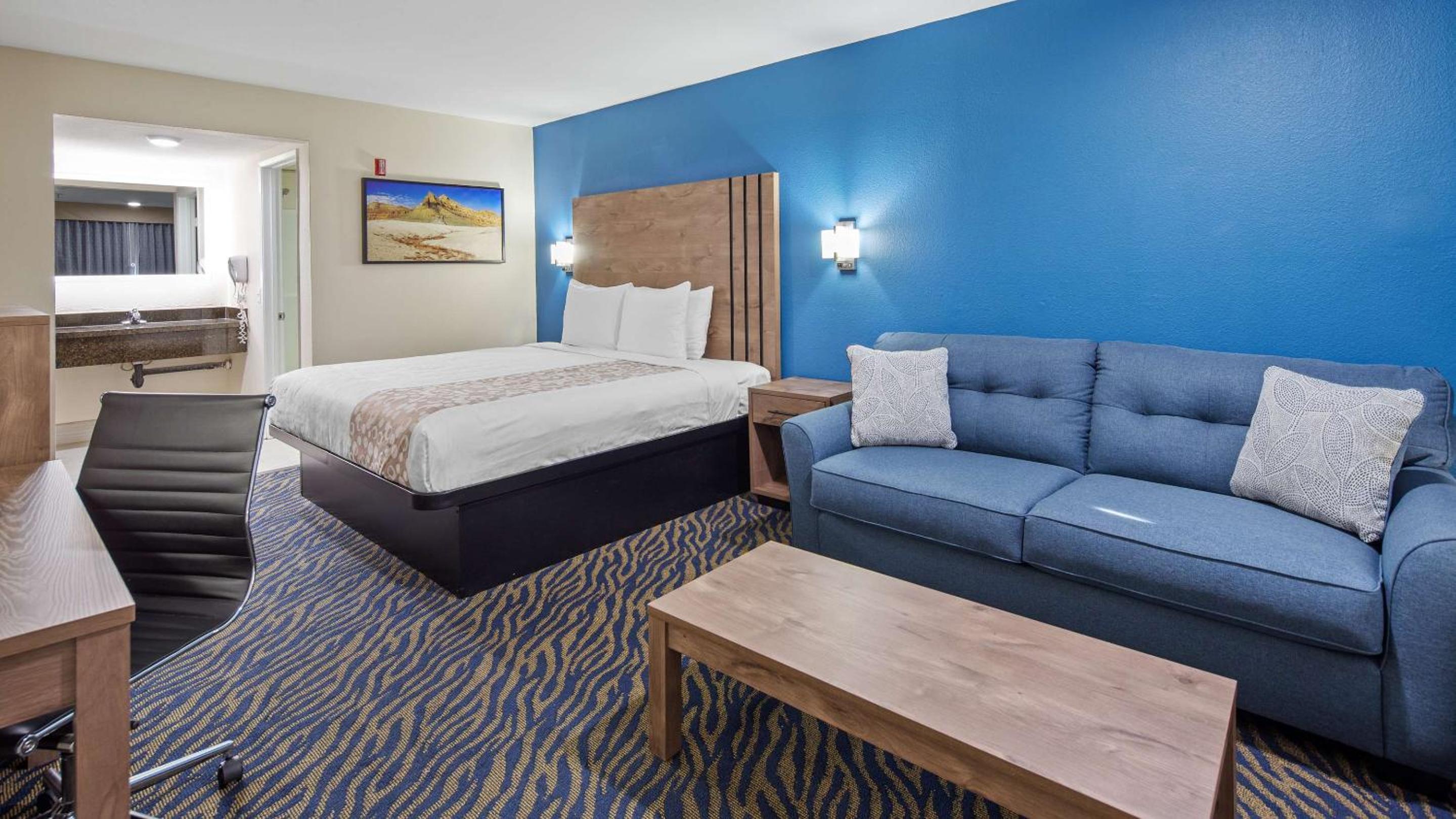 King Room With Sofabed - Non-Smoking - Photo 10