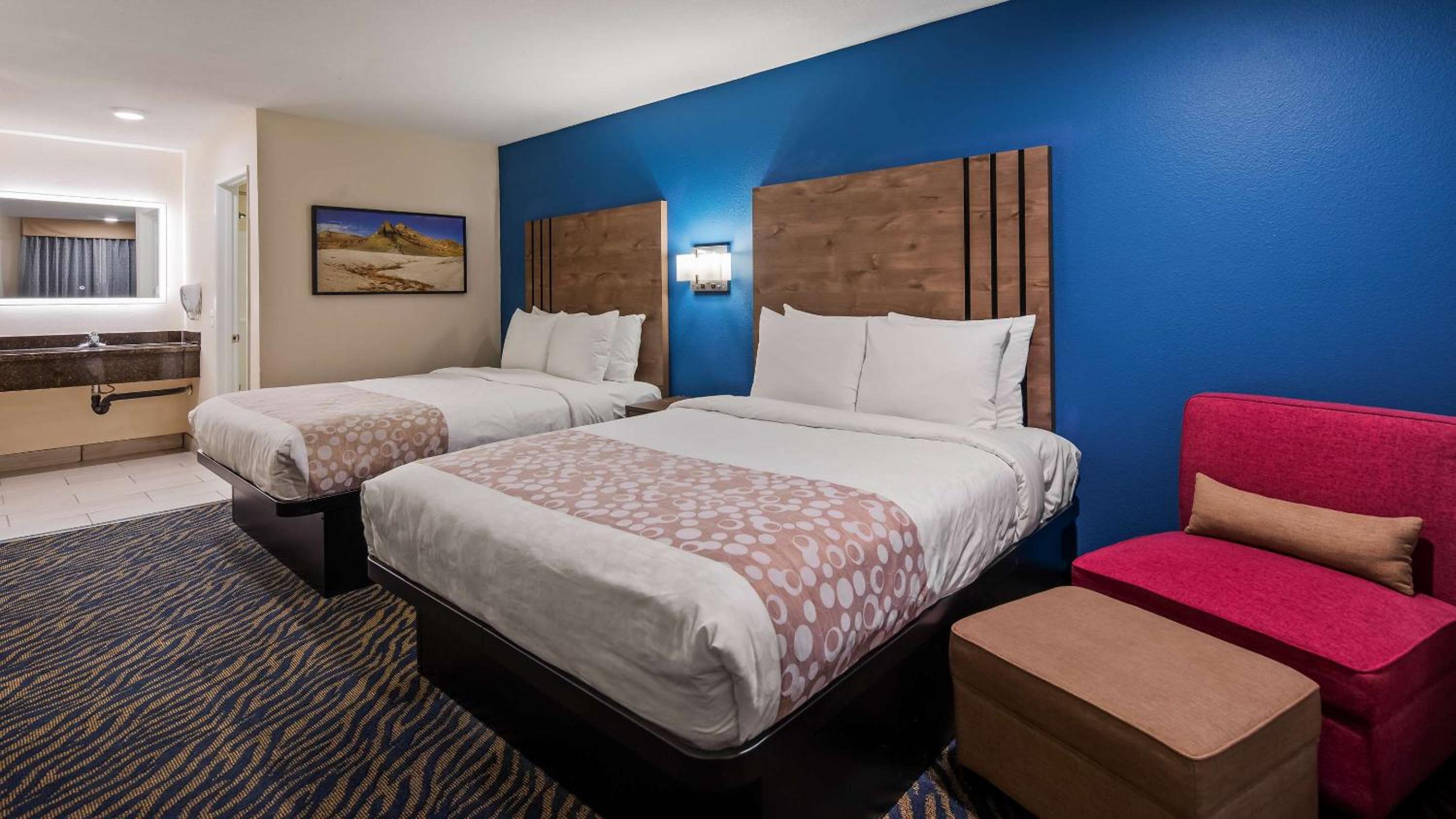 Queen Room With Two Queen Beds - Non-Smoking - Photo 10