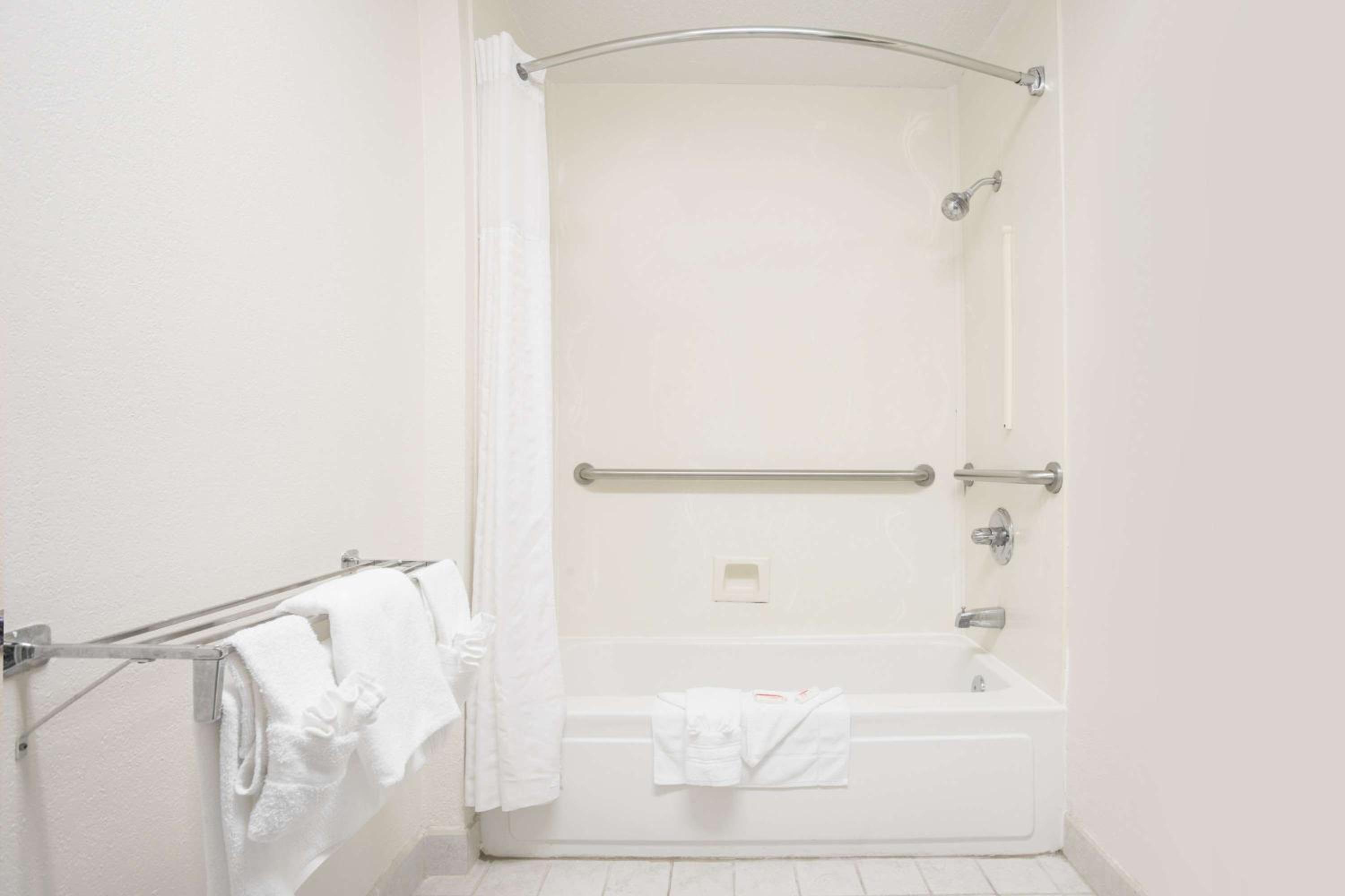 King Room - Mobility Accessible  - Photo 2