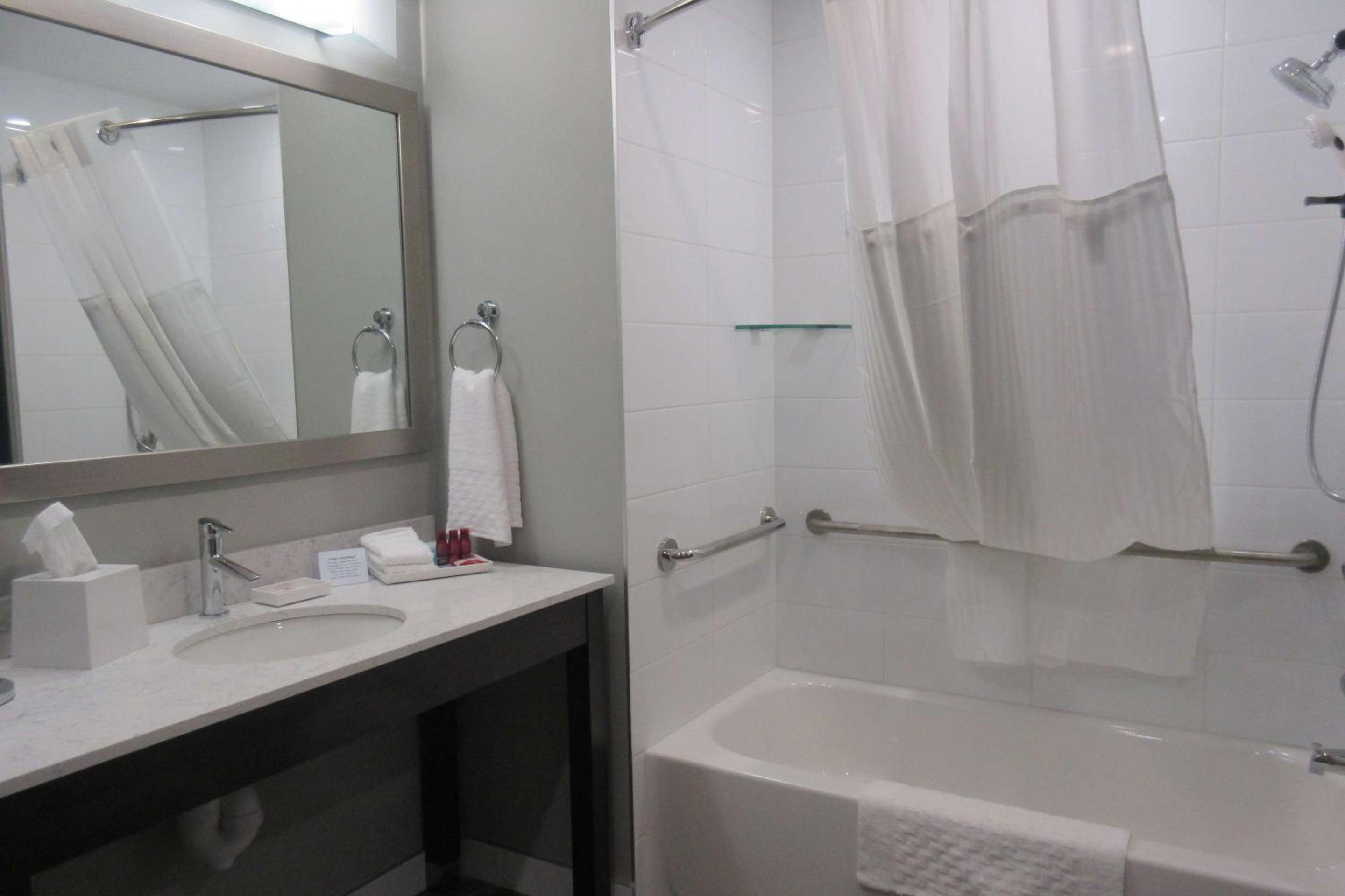 Queen Room with Two Queen Beds and Mobility Accessible Bathtub - Photo 5