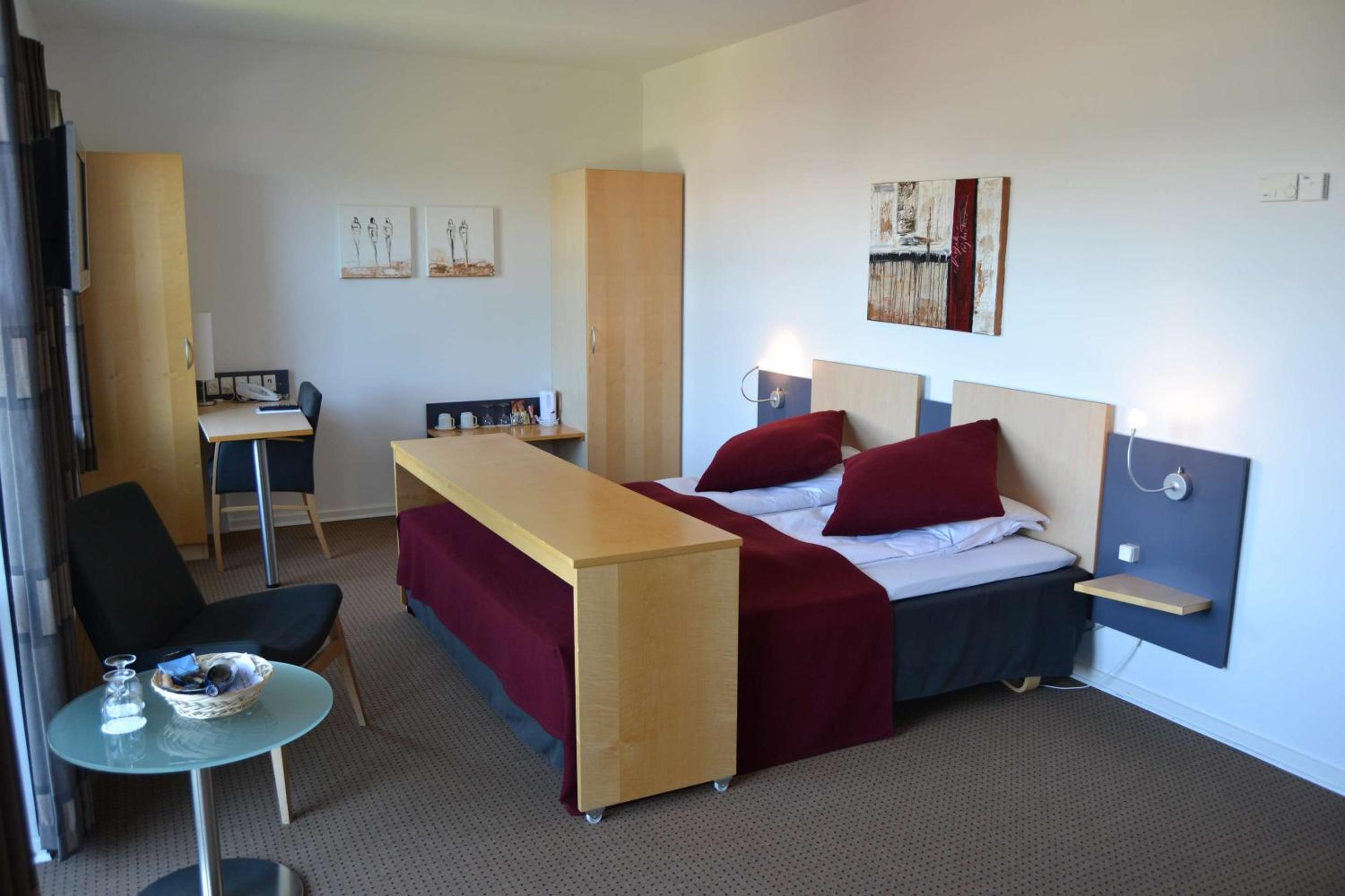 Junior Suite with King Bed and Whirlpool - Balcony/Non-Smoking - Photo 12