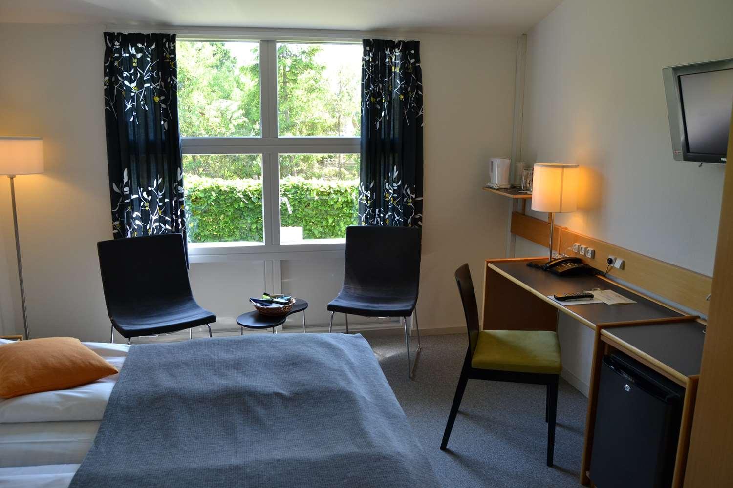 Standard Double Room with Walk-In Shower - Disability Access/Non-Smoking - Photo 4