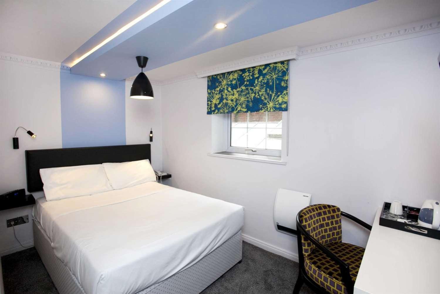 Small Double Room - Non-Smoking - Photo 5