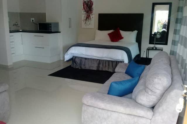 Studio Apartment photo 3