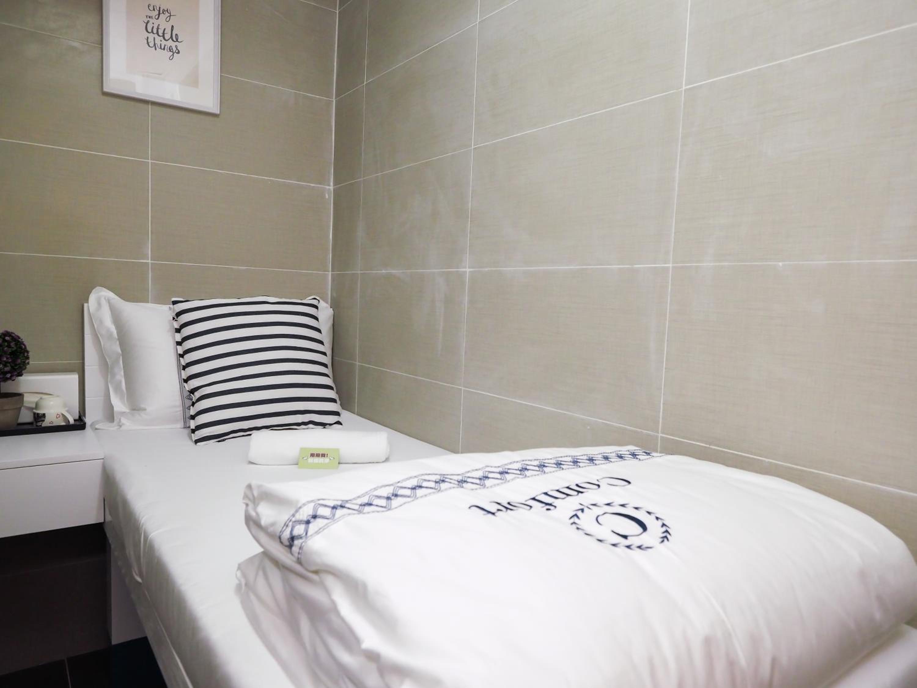 Standard Single Room thumbnail 5
