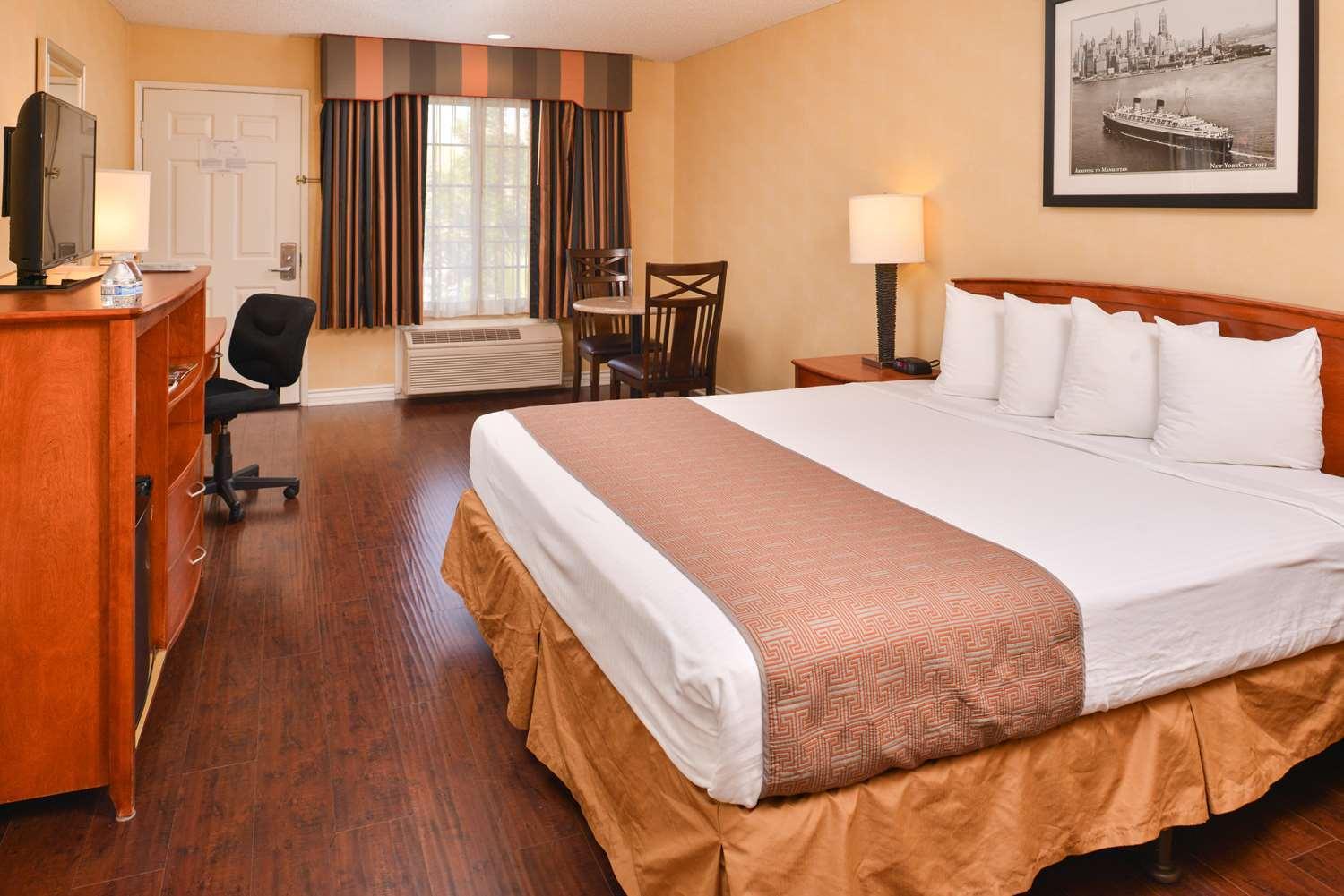 King Room - Non-Smoking - Photo 5