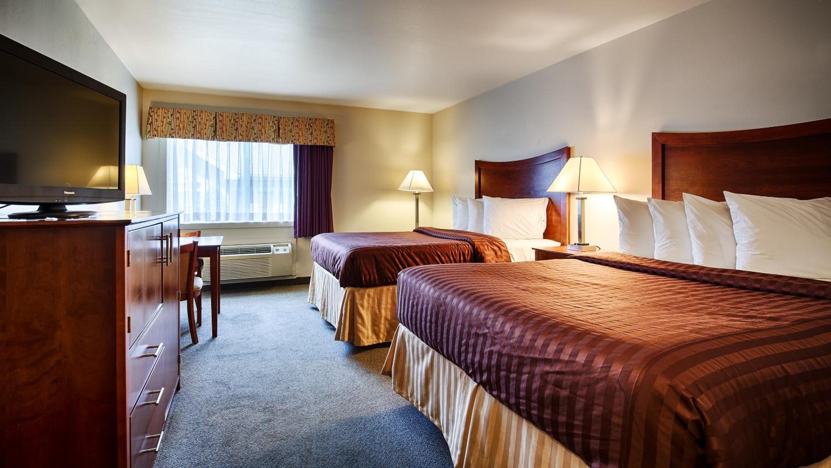 Queen Room with Two Queen Beds - Non-Smoking - Photo 4