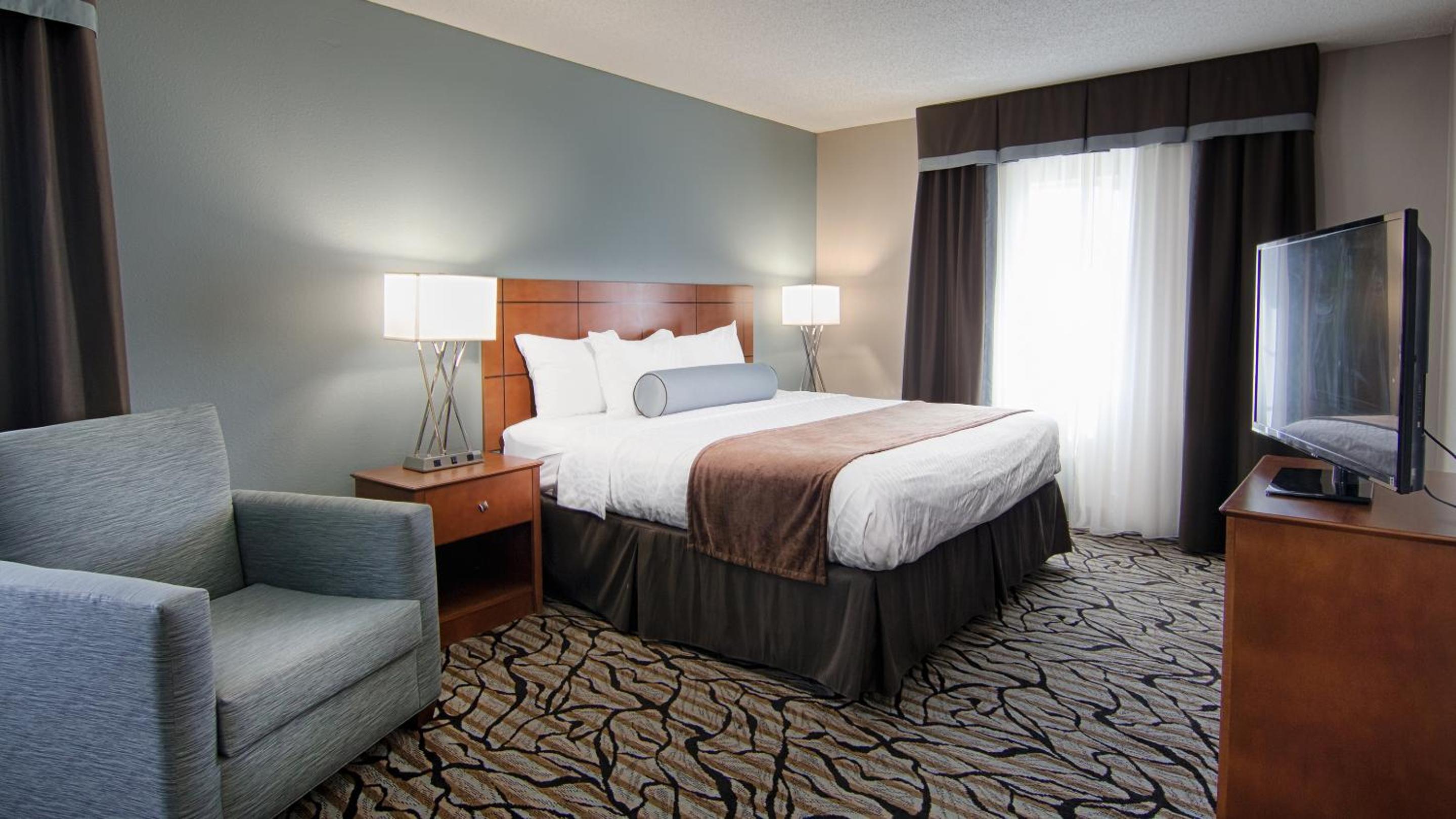 King Suite with Sofa Bed and Whirlpool - Nonsmoking - Photo 3