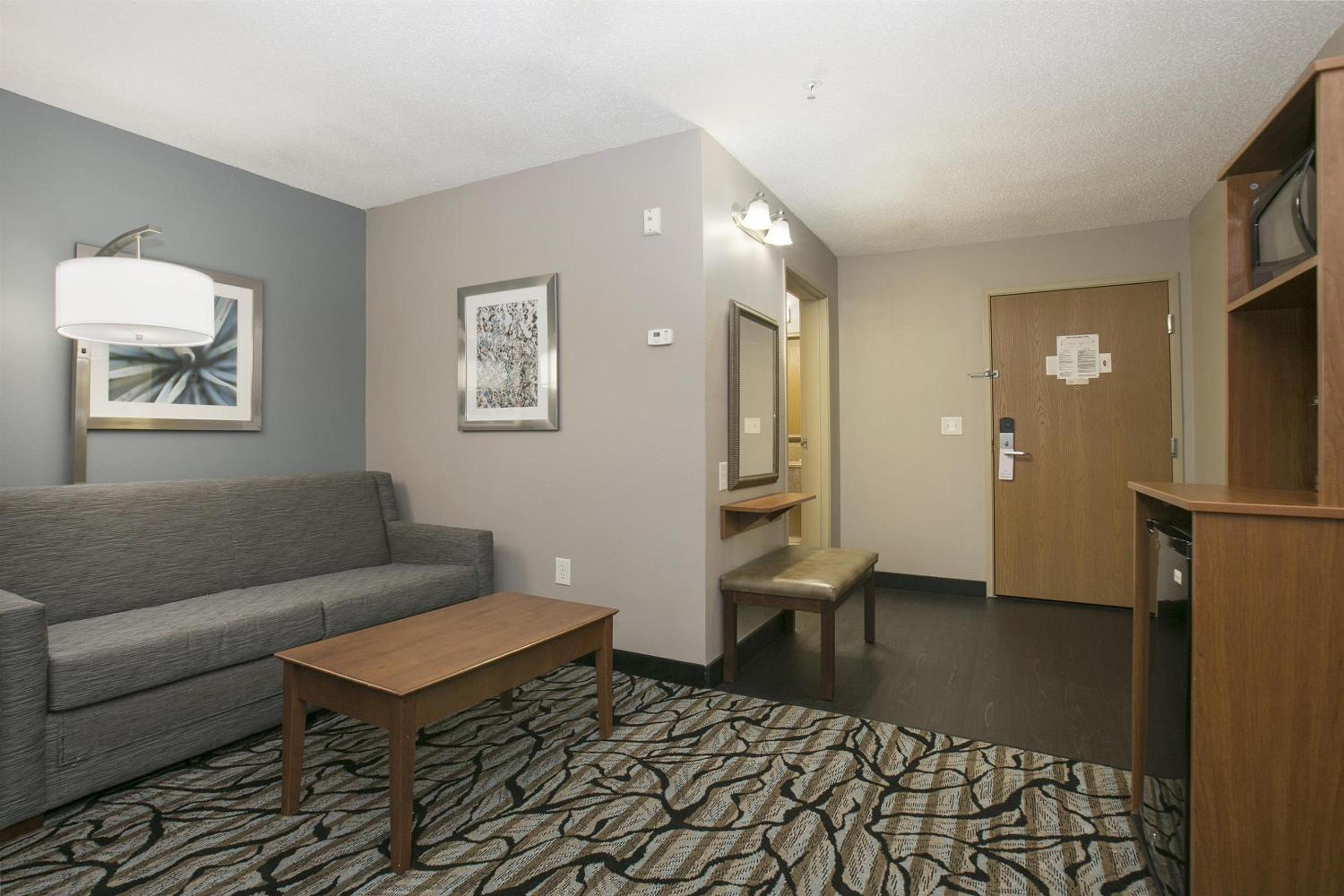 Queen Suite with Two Queen Beds and Sofa Bed - Photo 8