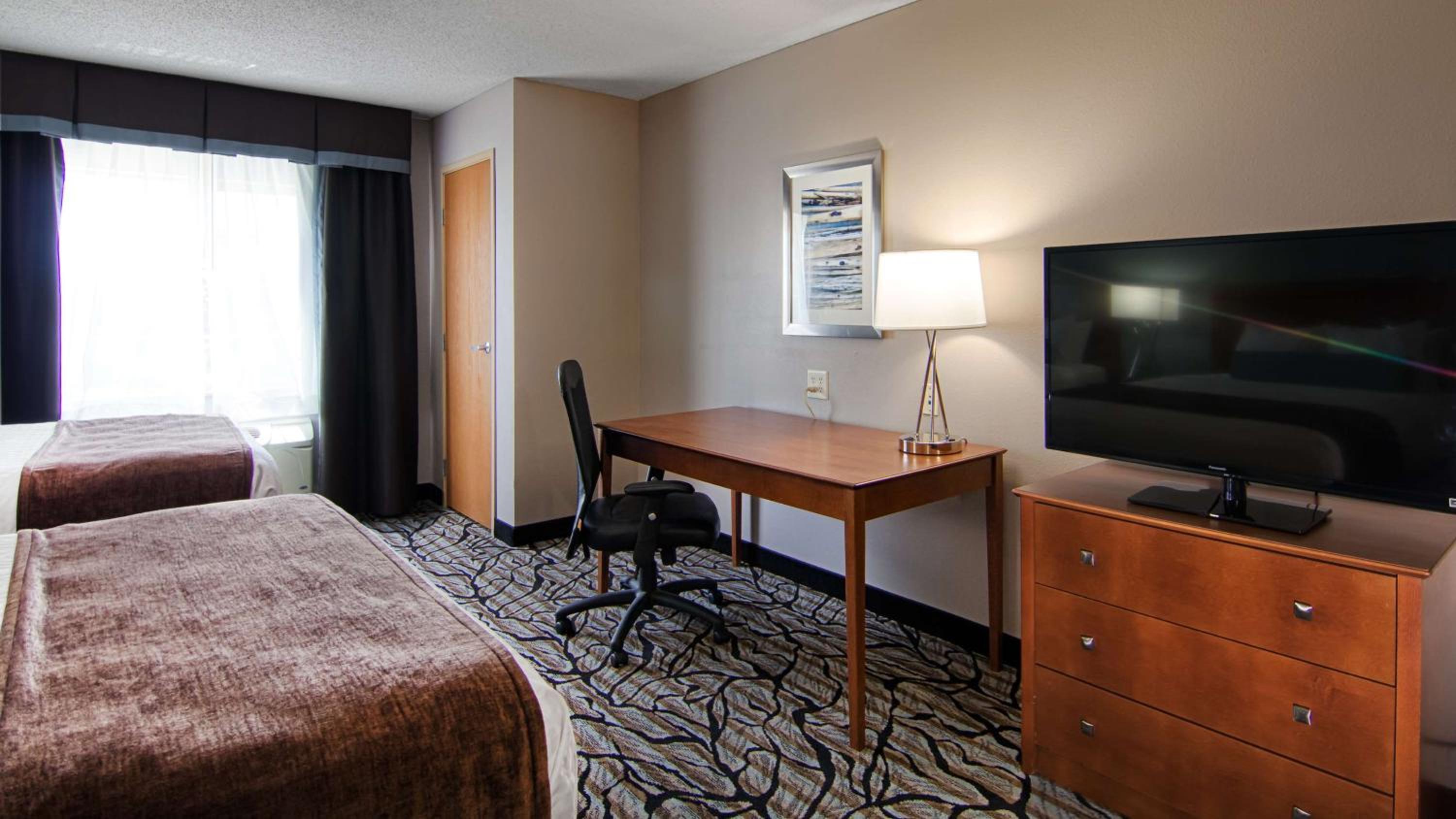 Queen Suite with Two Queen Beds and Sofa Bed - Photo 2