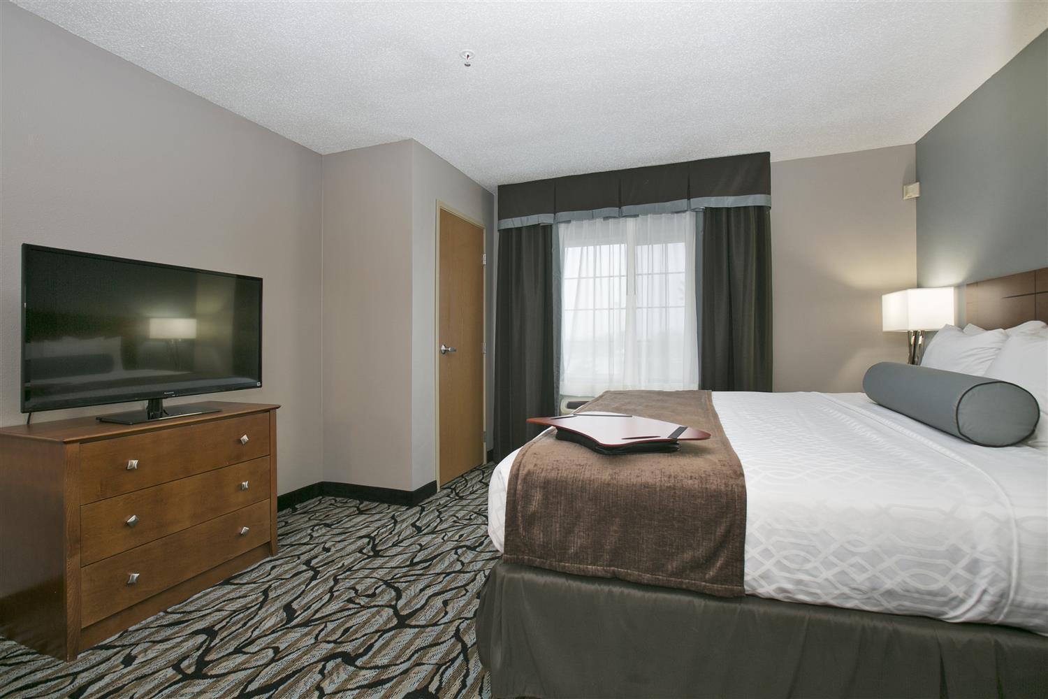 King Suite with Bath Tub and Sofa Bed - Disability/Non-Smoking - Photo 3