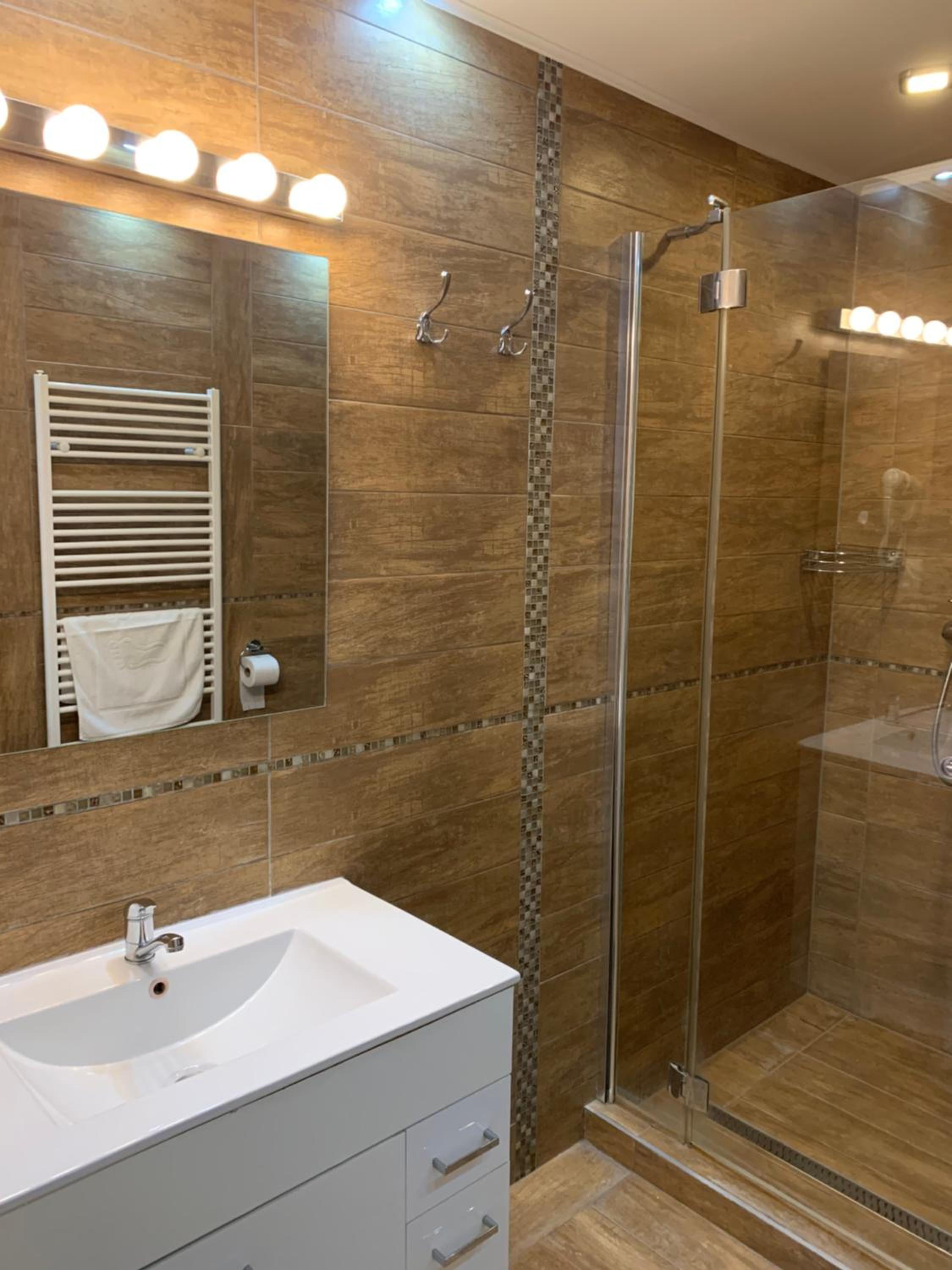 Family Room with Private Bathroom photo 2