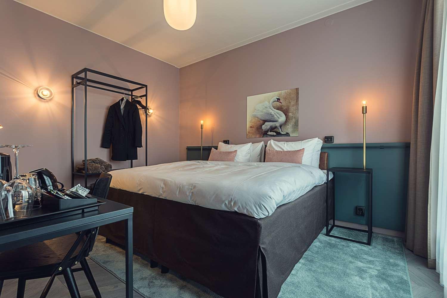 Suite with King Bed and Terrace - Non-Smoking - Photo 2