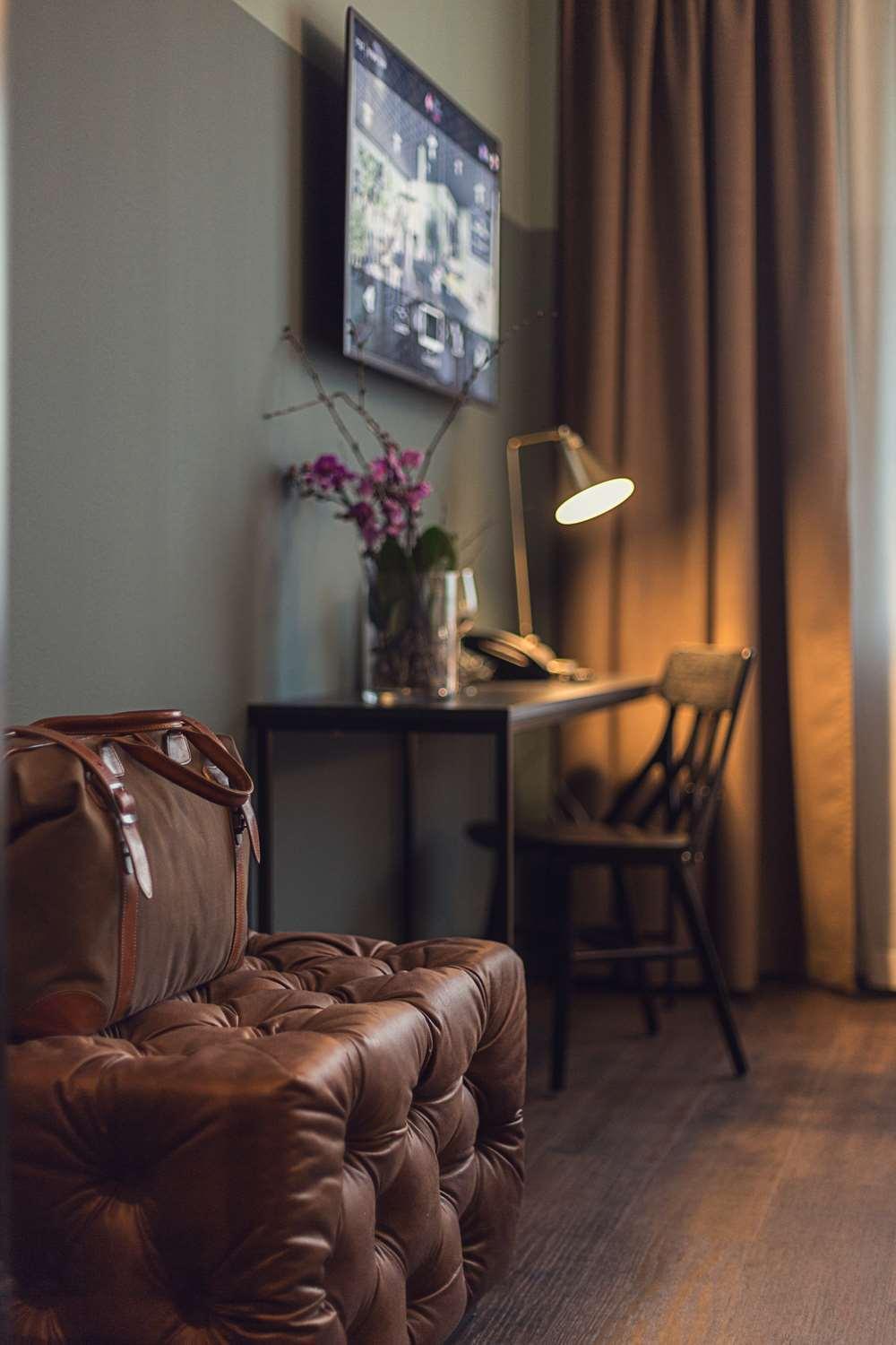 Queen Room - Non-Smoking - Photo 13