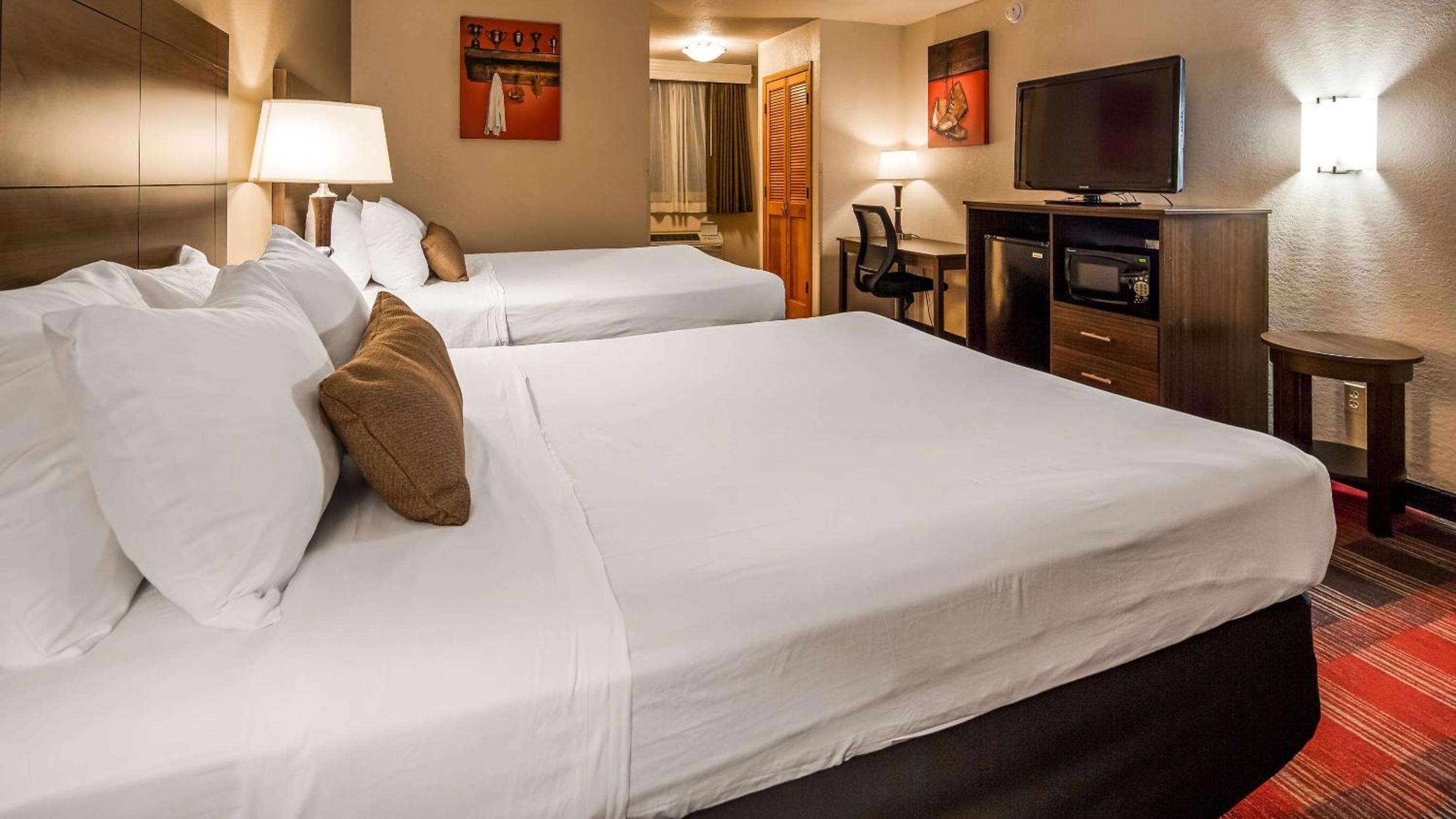 Queen Room with Two Queen Beds and Pool View - Non-Smoking/Second Floor - Photo 2
