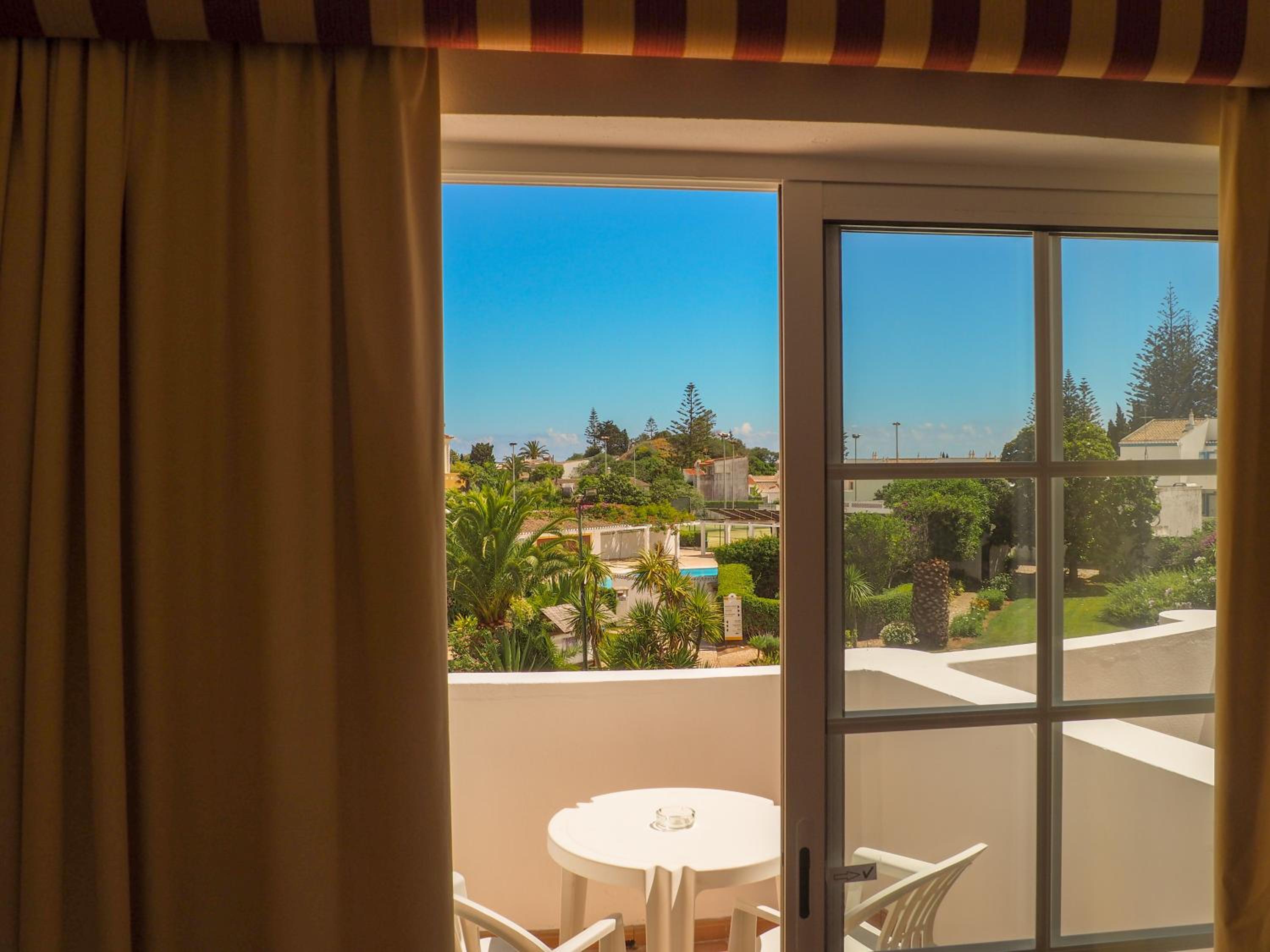 Double or Twin Room with Balcony and Pool View photo 2