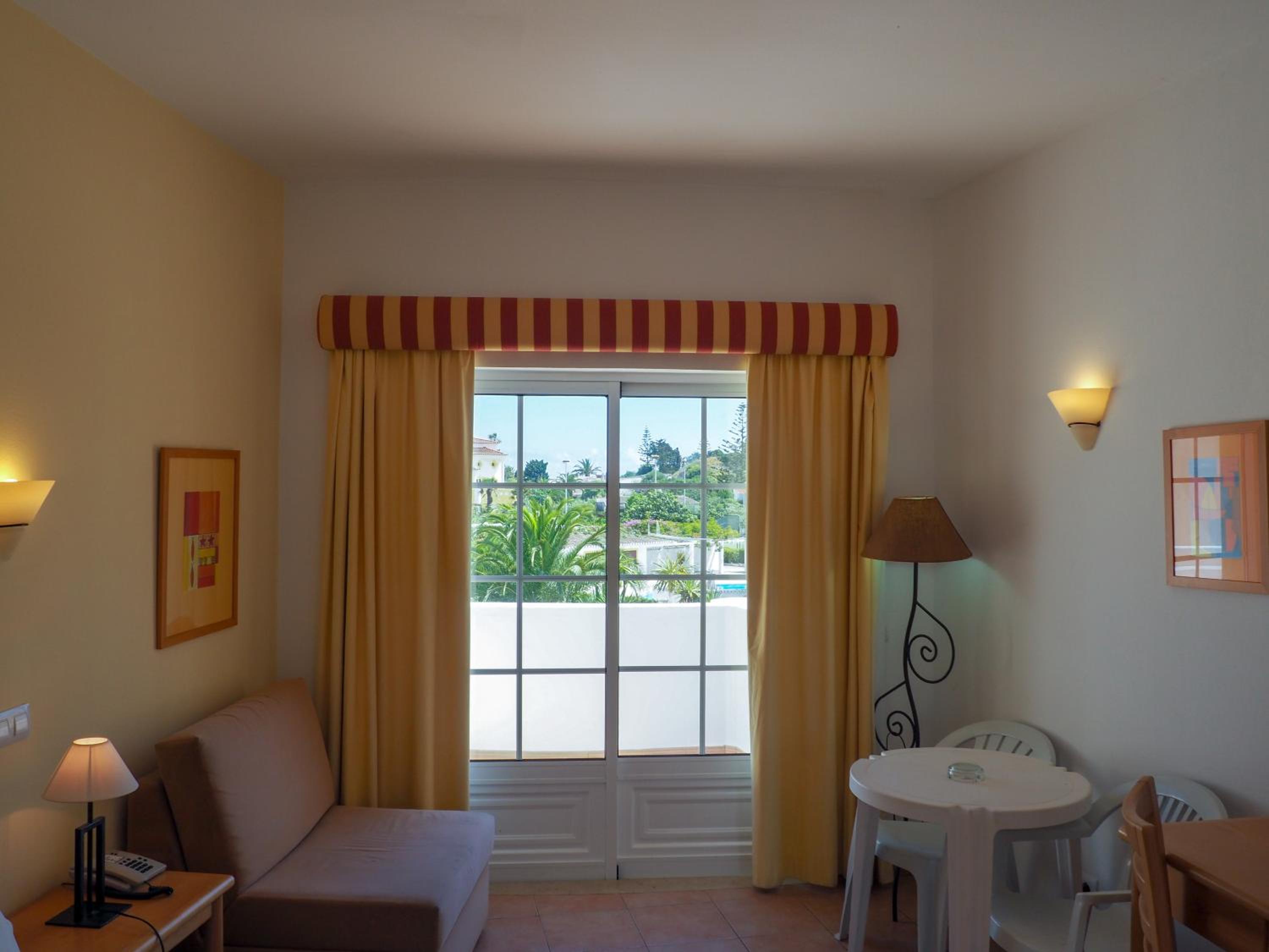 Double or Twin Room with Balcony and Pool View photo 3
