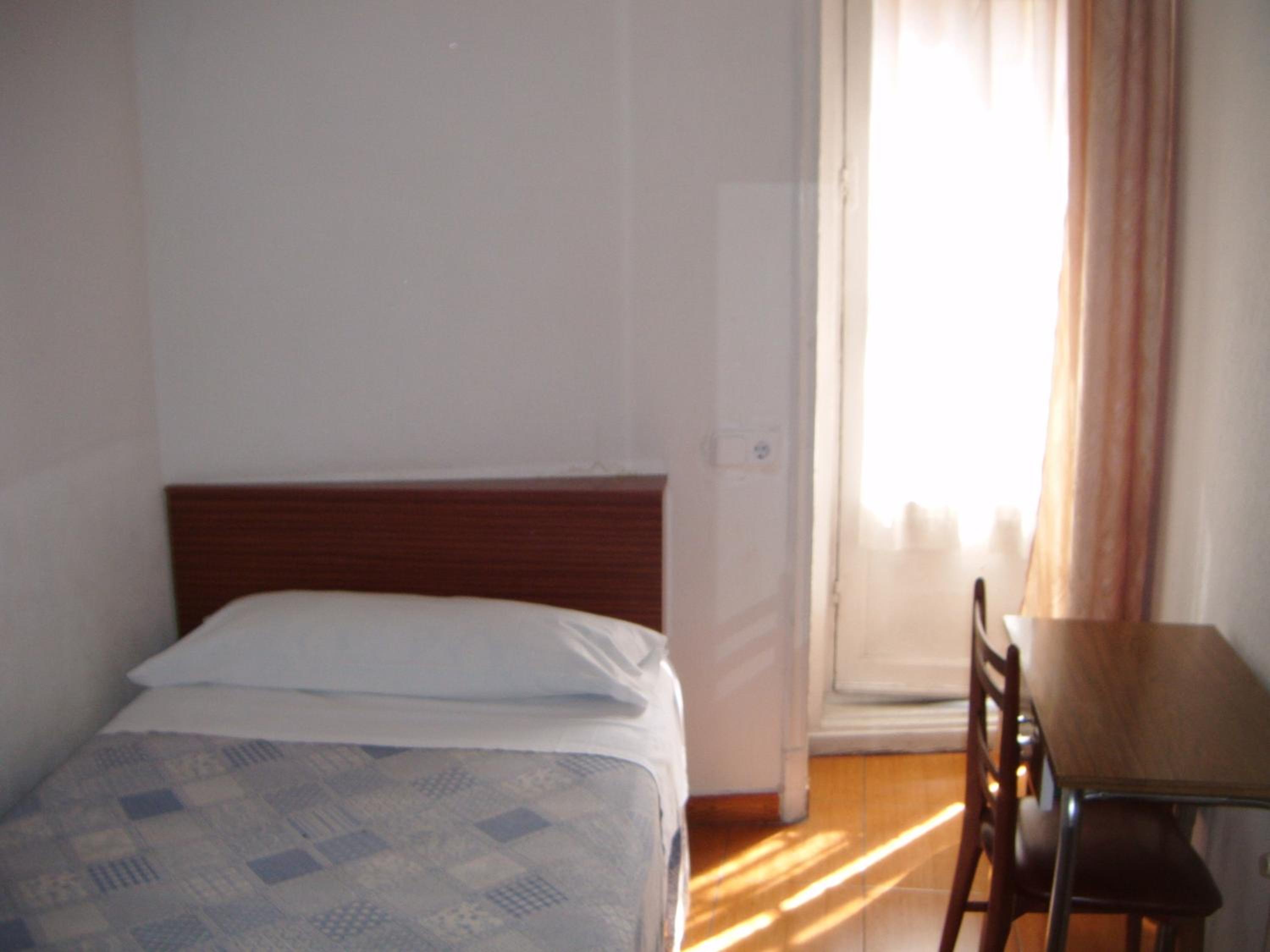 Single Room with Shared Bathroom photo 2