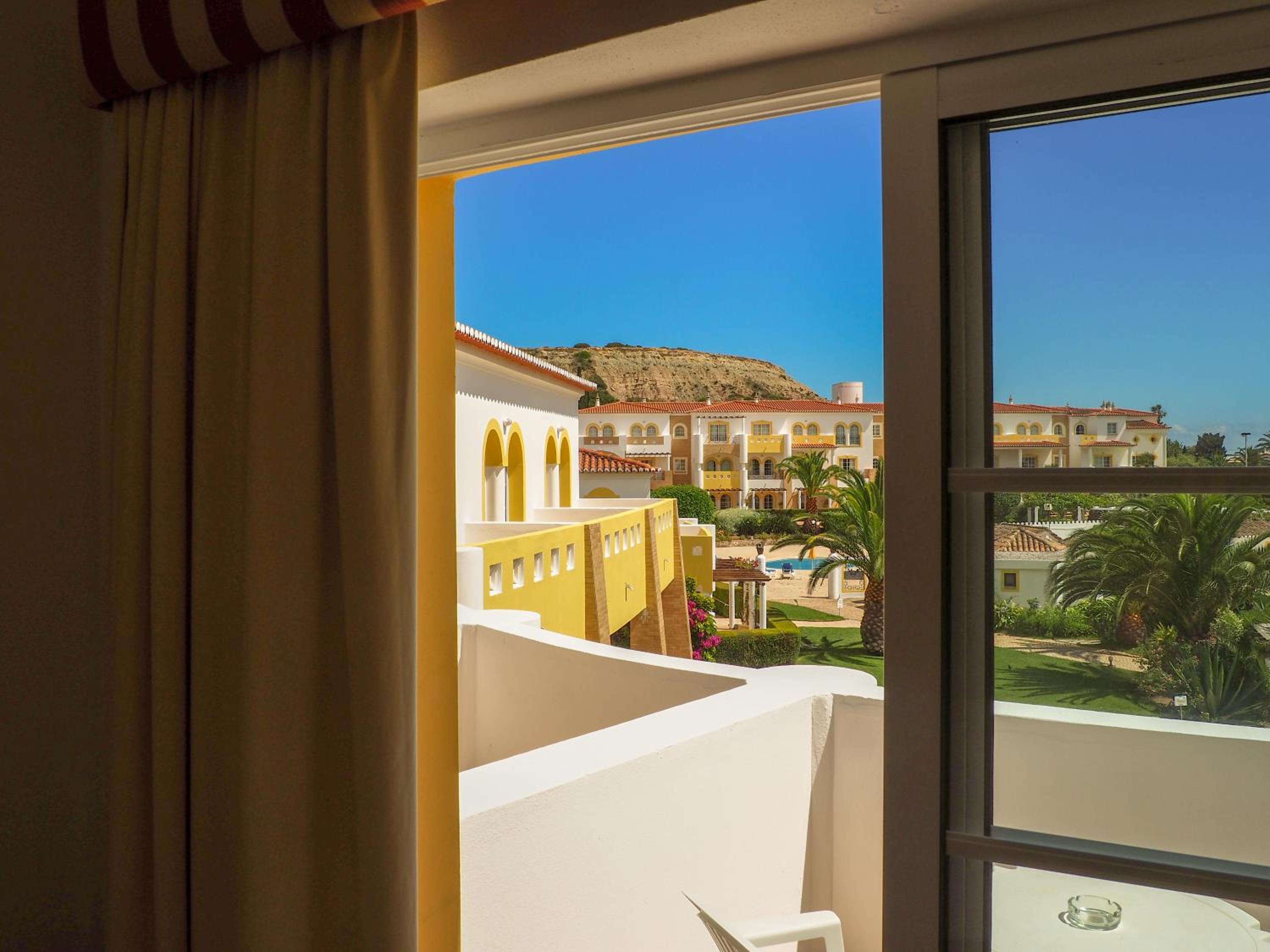 Double Room with Garden View - Photo 8