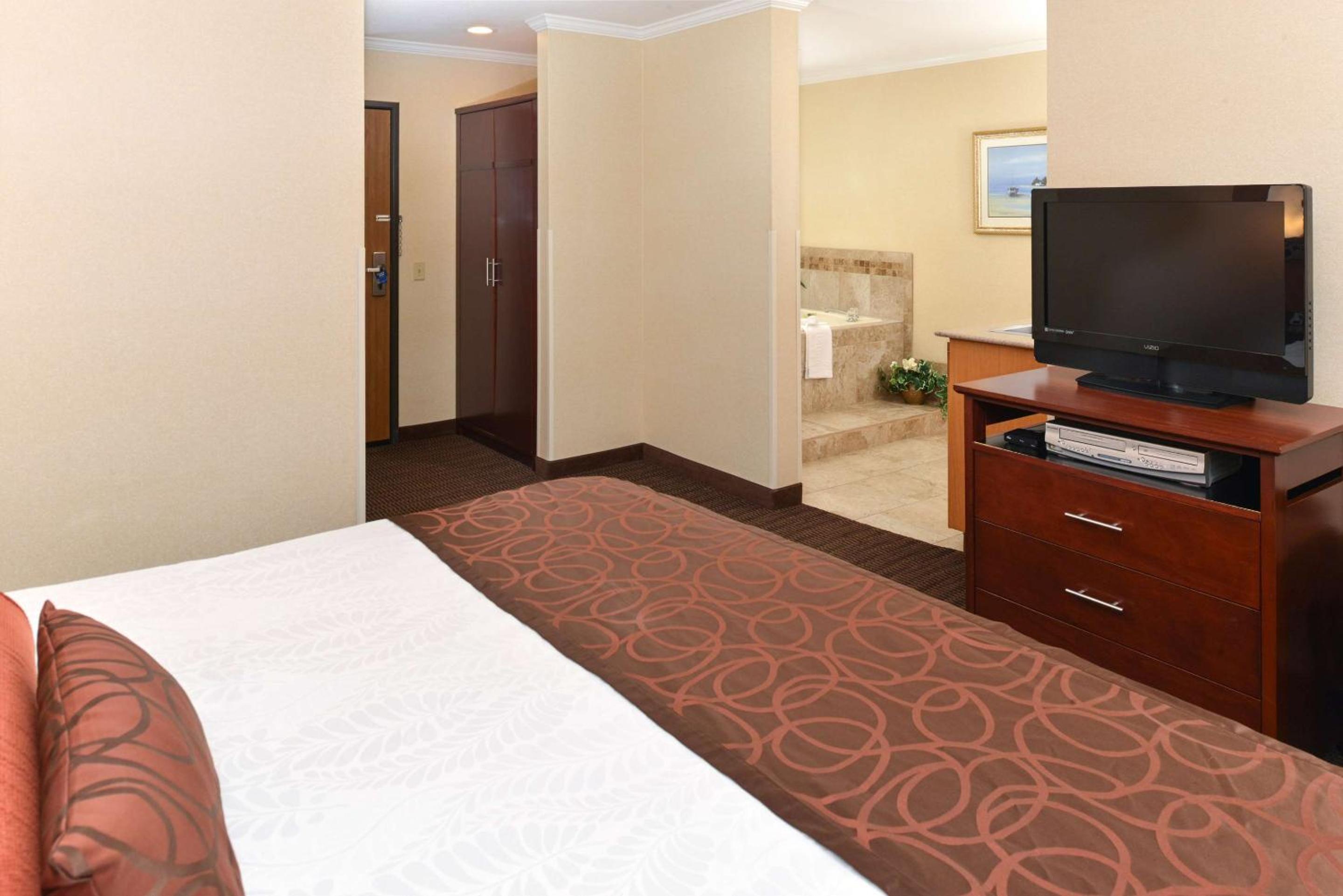 Deluxe King Suite with Spa Bath - Non-Smoking photo 3