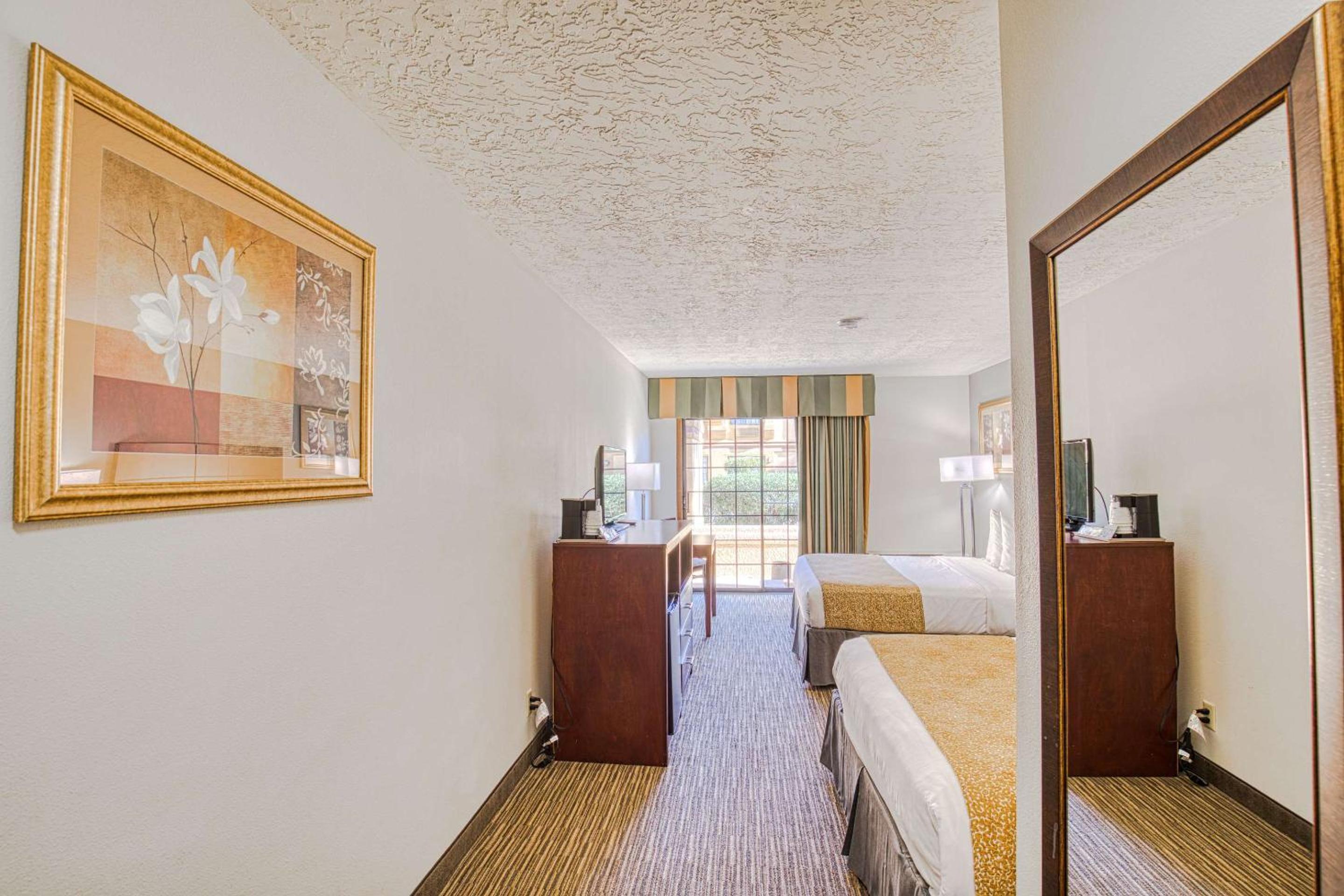 Queen Room with Two Queen Beds - Poolside/Non-Smoking photo 2