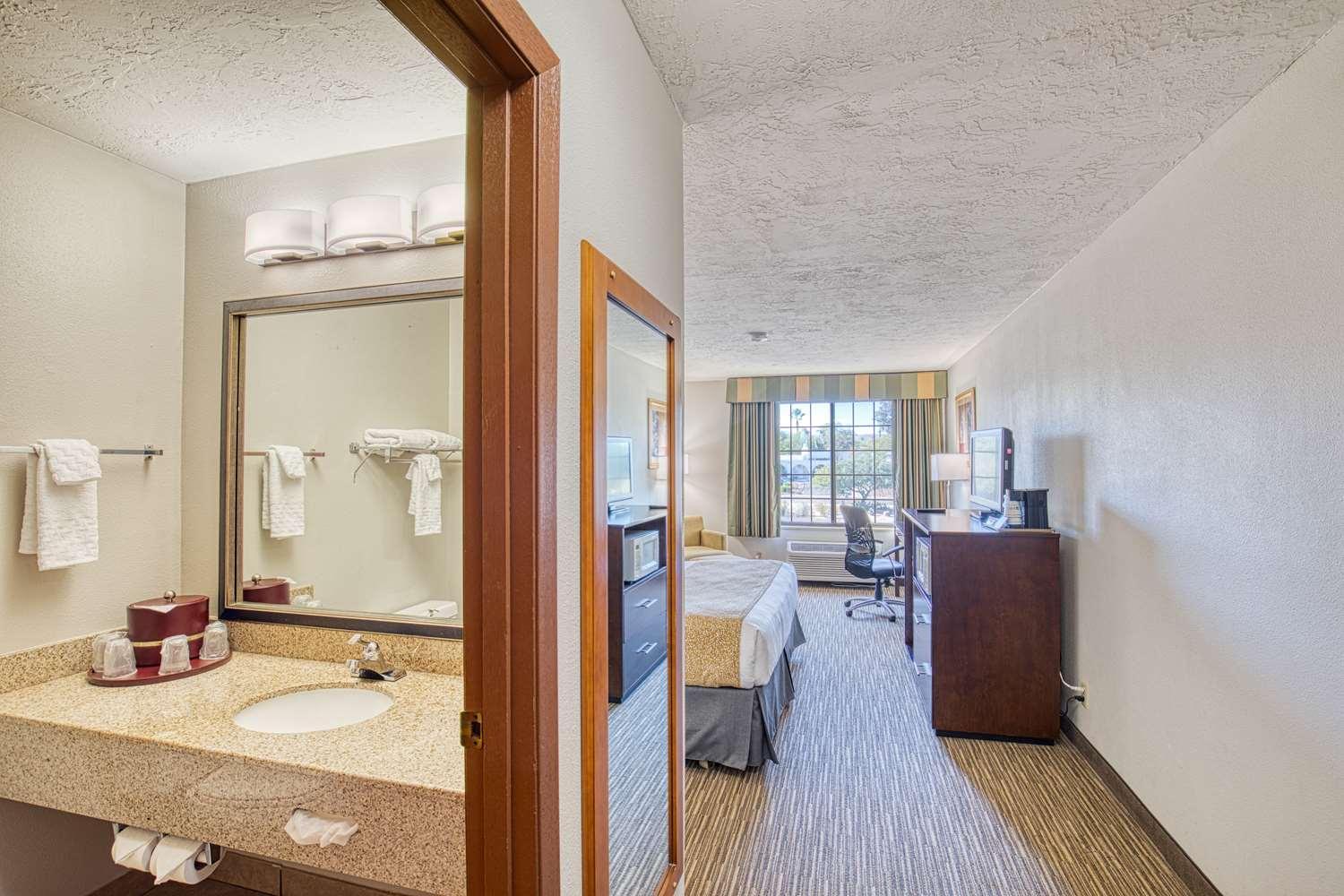 King Room with Bath Tub - Mobility Accessible/Non-Smoking photo 3